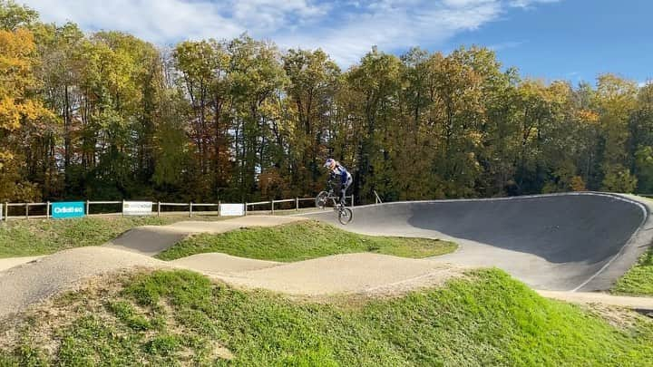 畠山紗英のインスタグラム：「Enjoying some air time!🕊  #bmx #bmxracing #redbull #oakley #bellbikehelmets #shimano #tioga」