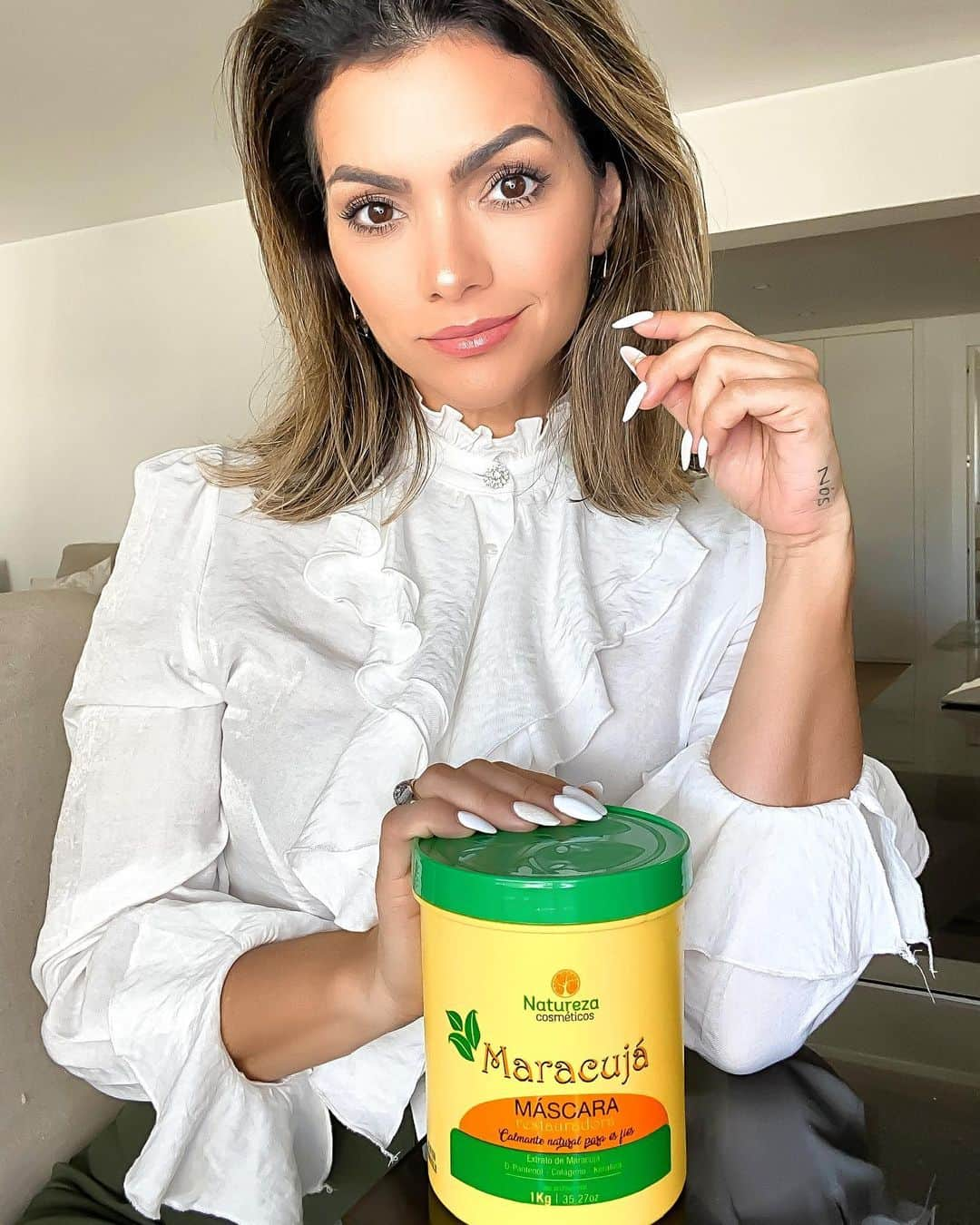 ケリー・キーさんのインスタグラム写真 - (ケリー・キーInstagram)「☘️Iniciando novembro com essa maravilha: máscara de maracujá 🍋 , da @natureza_cosmeticos 🌱.   Ela restaura e é super poderosa contra cabelos rebeldes, pois é um calmante natural para os fios. Tem D-pantenol, colágeno e keratina... tudo de melhor para os meus cabelos!   Estou amando e sem dúvidas indico ♥️.  #dicasdakk #ad #naturezacosmeticos #bemblogueirinha」11月3日 22時48分 - oficialkellykey