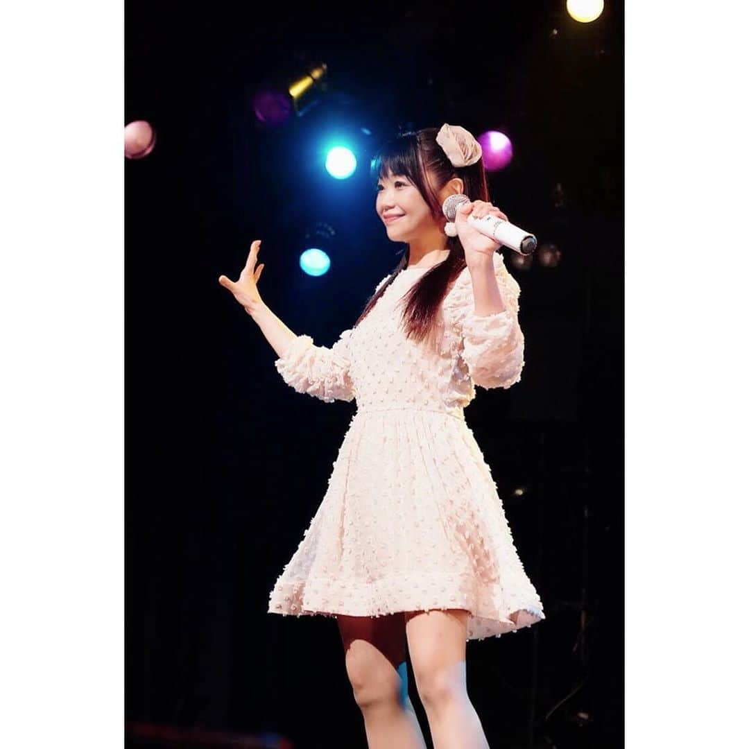 水野愛日さんのインスタグラム写真 - (水野愛日Instagram)「ライブ｢Merry Go Round vol.4｣  一曲ソロでカバーをさせて頂きました  ライブプロデューサーのたっての希望で！笑 島田奈美さんの｢free balloon｣  17歳で芸能活動を始めたとき、最初に所属した事務所、メリーゴーランド  当時メリーゴーランドの所属アイドルさんが島田奈美さんでした！  実は奈美さんと私、本名が一緒でして…… とてもご縁を感じた出来事でした  カバーするにあたり、振りもコピーしたくて、 YouTubeで島田奈美さんの動画たくさん観たのですが  昔懐かしTBS｢ザ・ベストテン｣で黒柳徹子さんとのお話の中で 当時の事務所の住所(赤坂)が出てきたりして わぁぁーってなりました！笑  私の、言わばルーツ！を歌わせていただき、幸せでした！  衣装もちょっと当時の島田奈美さん意識！！笑  #ライブ #アイドルライブ #大人アイドル #メリーゴーランド #45歳 #４５歳からの自分を大事にする暮らし #45歳アイドル   #島田奈美 #島田奈央子 #freeballoon #ザベストテン  #90年代アイドル #80年代アイドル   #honeymehoney #ハニーミーハニー #アイドル衣装」11月3日 22時40分 - mizunomanabi