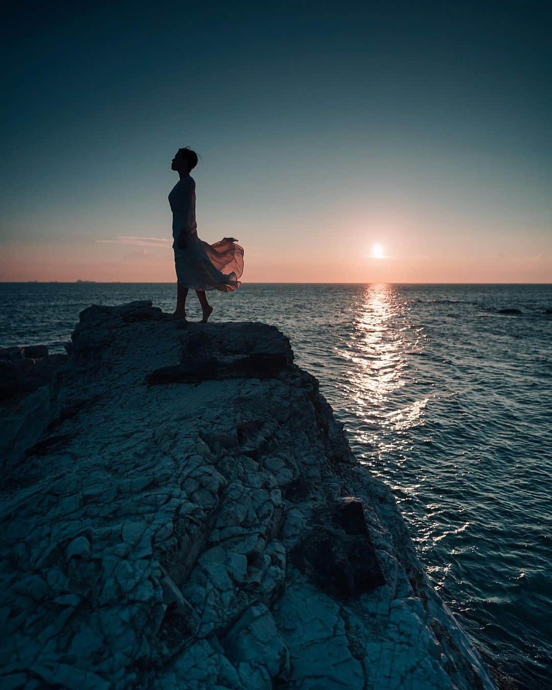 wacameraのインスタグラム：「◆「feel this moment」  Do you like the sunset? How do you feel about it? ‪ α7C，FE 20mm F1.8 G，20mm，F2.2，1/800秒，ISO100 ---- 夕日が真っ直ぐに落ち美しい光が見えてきたので岩の質感と風に靡くスカートを一枚に収めるため20mmを使用。α7Cが持つ広いダイナミックレンジの効果を感じる一枚です。 ----  こちらで他の写真も見られます。 ソニーα Universe スペシャルコンテンツ 「NEWgeneration」 ‪sony.jp/ichigan/a-universe/special_newgen/‬   提供：ソニーマーケティング株式会社」