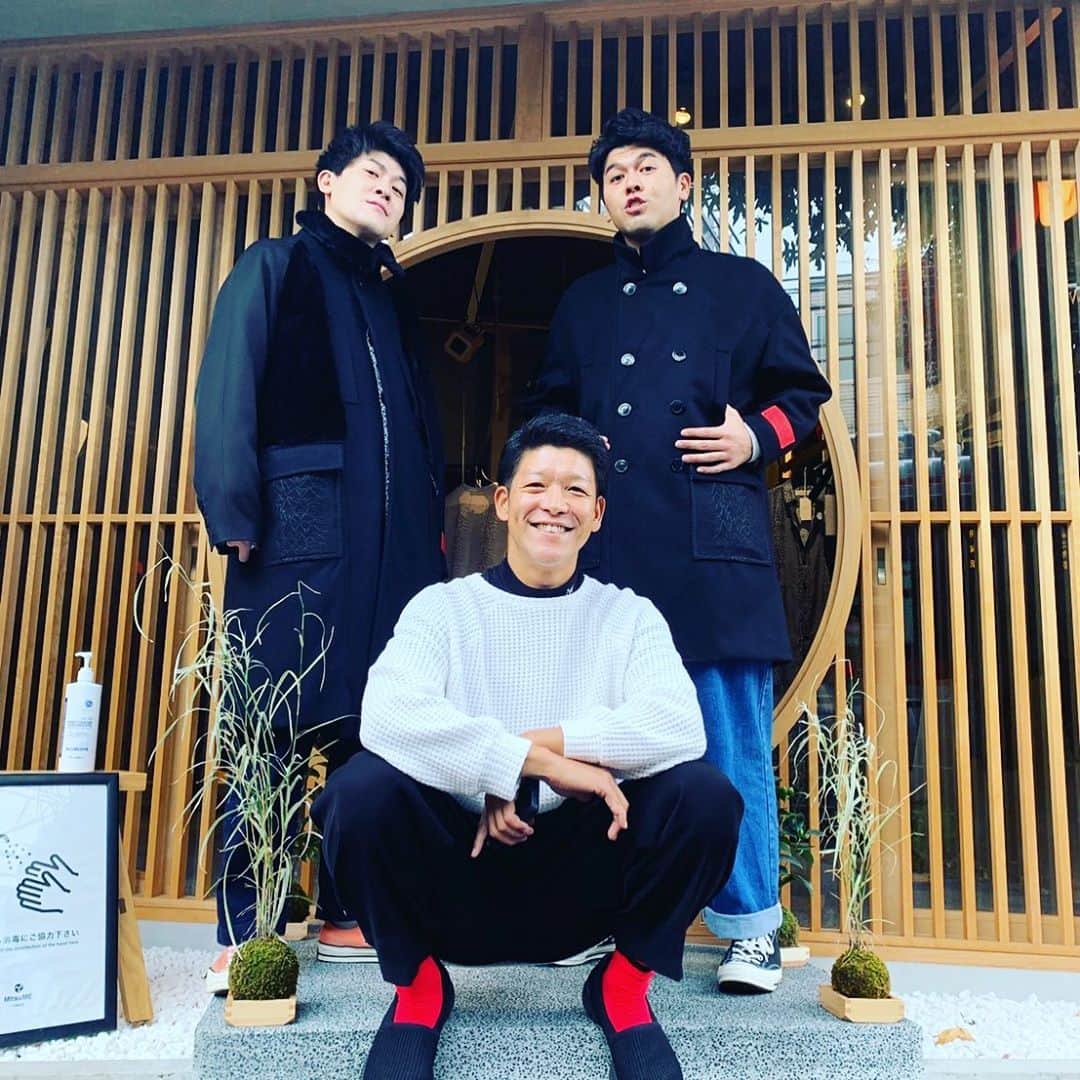 駿河太郎のインスタグラム：「本日も沢山のご来店ありがとうございました😊 明日展示会最終日  この冬から着れるアウターから 春先着れるセットアップなど… 12月か1月にはお手元に‼️☺️  ファッション業界の新秩序 NEWORDER @neworder_2020   最終日もよろしくお願いします‼️  あ！ノリに乗ってる土佐兄弟も来てくれた（笑）  兄ちゃん卓也有難うねー‼️ 弟とも初めて会えて嬉しかったわー✌️」