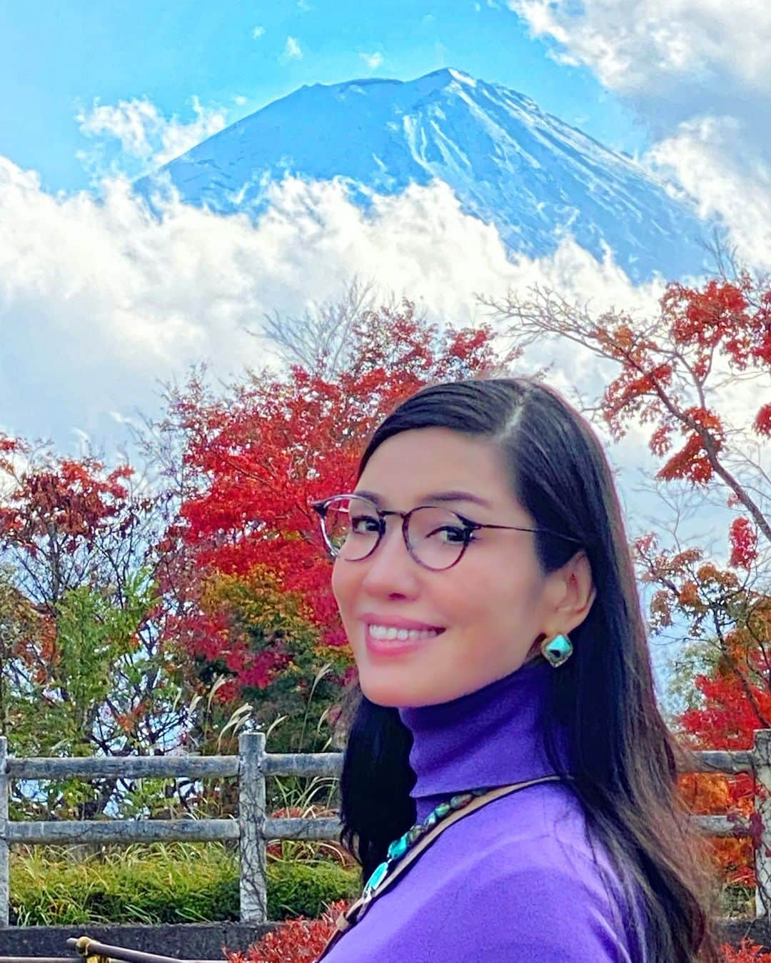 アンミカさんのインスタグラム写真 - (アンミカInstagram)「【この時期だからこそ、国内旅行で日本の素晴らしさを再発見しよう！】という思いに至り...  月に一度、国内の素晴らしい場所で季節を楽しむことに😊❤️  今回は、河口湖に紅葉狩り🍁🍁🍁  少し見頃には早かったからこそ、色づくグラデーションの錦色の紅葉を楽しむことができましたよ😊  【自然が見せる芸術的の色彩】をシェアさせてくださいませ❤️肩の力が抜けて、呼吸が楽になります😊  #互いを撮影する写真を後で見て愛を感じる❤️ #話題のホウキギ別名コキアの美しい赤も撮影📸 #富士山は曇りで見えたり見えなかったりでしたが最後に撮影できました❤️ #素敵な新しいお宿に泊まったのでまたUPします♫ #旦那様のセーターが富士山の柄なのがツボ🏔 @theodoremillertokyo #紅葉狩り　#夫婦旅 #国内旅行」11月3日 22時45分 - ahnmikaofficial