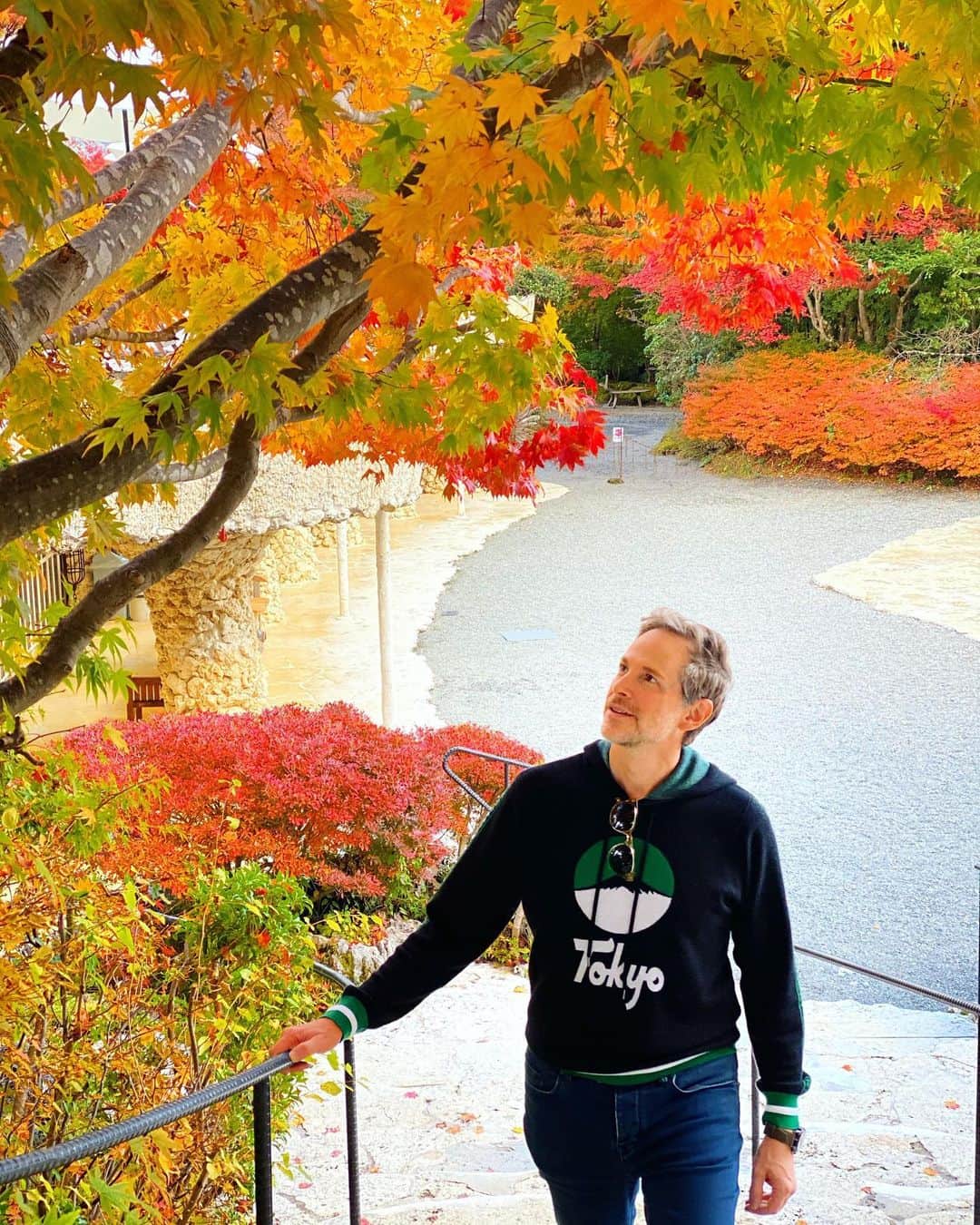 アンミカさんのインスタグラム写真 - (アンミカInstagram)「【この時期だからこそ、国内旅行で日本の素晴らしさを再発見しよう！】という思いに至り...  月に一度、国内の素晴らしい場所で季節を楽しむことに😊❤️  今回は、河口湖に紅葉狩り🍁🍁🍁  少し見頃には早かったからこそ、色づくグラデーションの錦色の紅葉を楽しむことができましたよ😊  【自然が見せる芸術的の色彩】をシェアさせてくださいませ❤️肩の力が抜けて、呼吸が楽になります😊  #互いを撮影する写真を後で見て愛を感じる❤️ #話題のホウキギ別名コキアの美しい赤も撮影📸 #富士山は曇りで見えたり見えなかったりでしたが最後に撮影できました❤️ #素敵な新しいお宿に泊まったのでまたUPします♫ #旦那様のセーターが富士山の柄なのがツボ🏔 @theodoremillertokyo #紅葉狩り　#夫婦旅 #国内旅行」11月3日 22時45分 - ahnmikaofficial