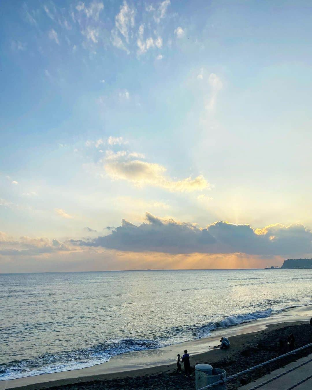 Hiroe Hiranoさんのインスタグラム写真 - (Hiroe HiranoInstagram)「海から山へ。サンセットで、鎌倉山へ。﻿ ここ最近の夕日は本当に美しく✨﻿ ﻿ 空を見ながら会えない家族に心寄せる時間🌞🌴🇺🇸﻿ ﻿ 明日はアメリカにとってBIGDAY。﻿ これは世界に影響のある出来事になりますね。﻿ ﻿ 色んなフィルターに目を向けると、﻿ 平和な時間を過ごせることが当たり前ではないこと。﻿ ﻿ 日々の日常の豊かさに感謝につきます💎﻿ ﻿ ﻿ ﻿ ずっとイメージしていたオリーブの木と﻿ 出逢っちゃいました🌿﻿ ﻿ よーこそ、マイハウスへ🌈﻿ 育てている8本目の木🌳木が好き☺️﻿ 私の胸くらいの大きさだね。﻿ このアシメントリーな感じが良い🌱﻿ よろしくね💓﻿ ﻿ #prettysky #susset #Olive﻿ #鎌倉　#kamakura #japan #日本　﻿ #感謝　#gratitude」11月3日 22時56分 - hiroe_hirano