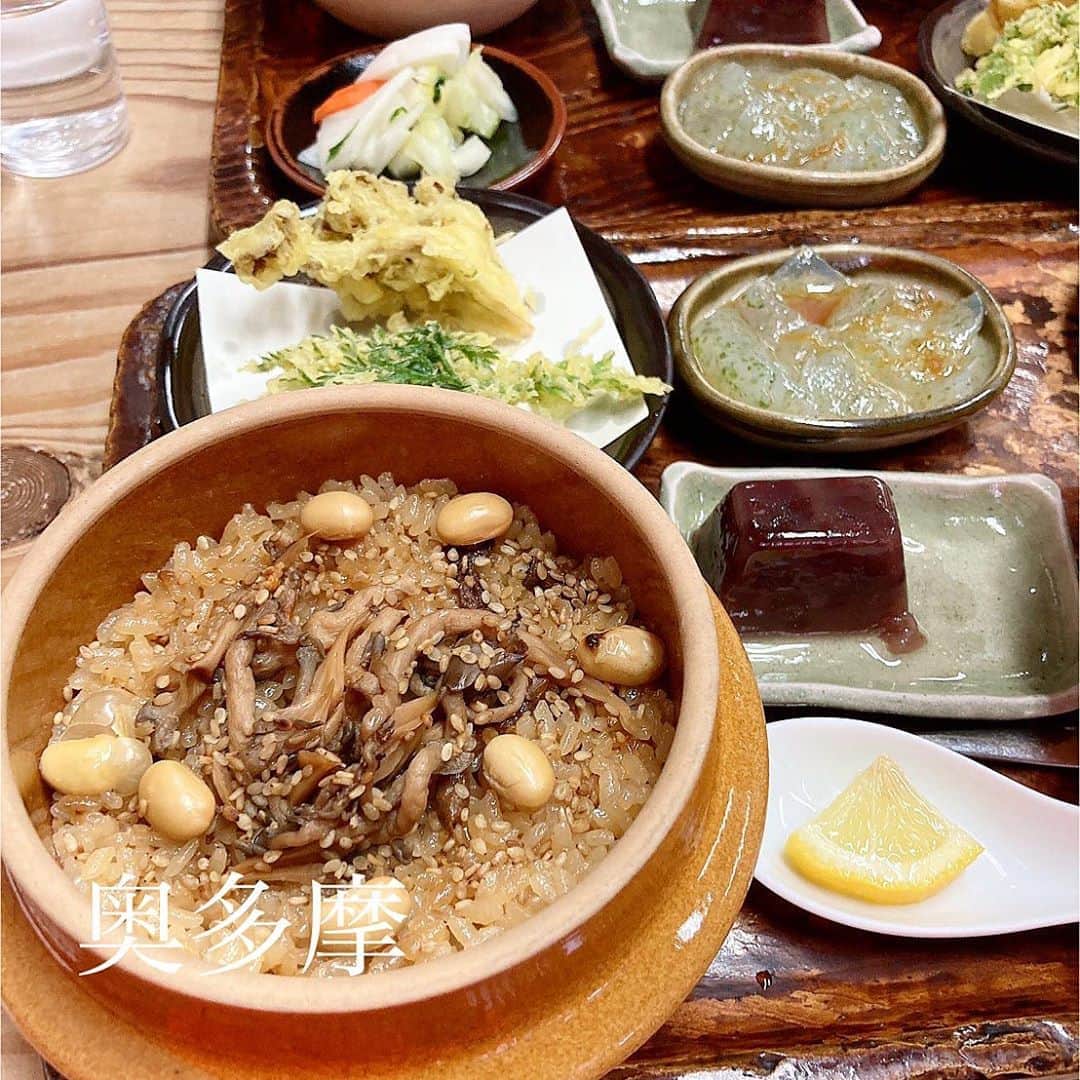 のインスタグラム：「🐬鳩の巣釜めし🌱 食べログ3.35 奥多摩 ． 奥多摩で釜めしが食べたくてやっとかなったの〜🥺❤️❤️❤️❤️❤️ 本当に幸せすぎたー🥺ひとくちめから！ やっぱりホクホク炊き込みご飯っておいしいよね😂❤︎ スープも優しい味で野菜のおいしさがきわだっててめっちゃほっこりした❤︎❤︎❤︎❤︎ 天ぷらも久しぶりにたべてあげ〜ーーでした〜✌️🌟 釜めしは美味しすぎて、ご飯多いのにぺろっとたべちゃった太った🐟🧞‍♂️でも幸せだったからいいのいいの ．  #東京グルメ#東京ディナー#東京観光#東京カフェ#洋食#instagood#fff#lfl#インスタ映え #表参道カフェ#渋谷グルメ#東京カフェ巡り#焼肉#代官山グルメ #グルメスタグラム#三軒茶屋カフェ#東京コース料理#神泉グルメ#銀座グルメ#食べログ #グルメ好きな人と繋がりたい#フォロー返し#東京カフェランチ#奥多摩グルメ#奥多摩ランチ#釜めし#鳩の巣釜めし#炊き込みご飯#きのこ好きな人と繋がりたい#奥多摩カフェ」