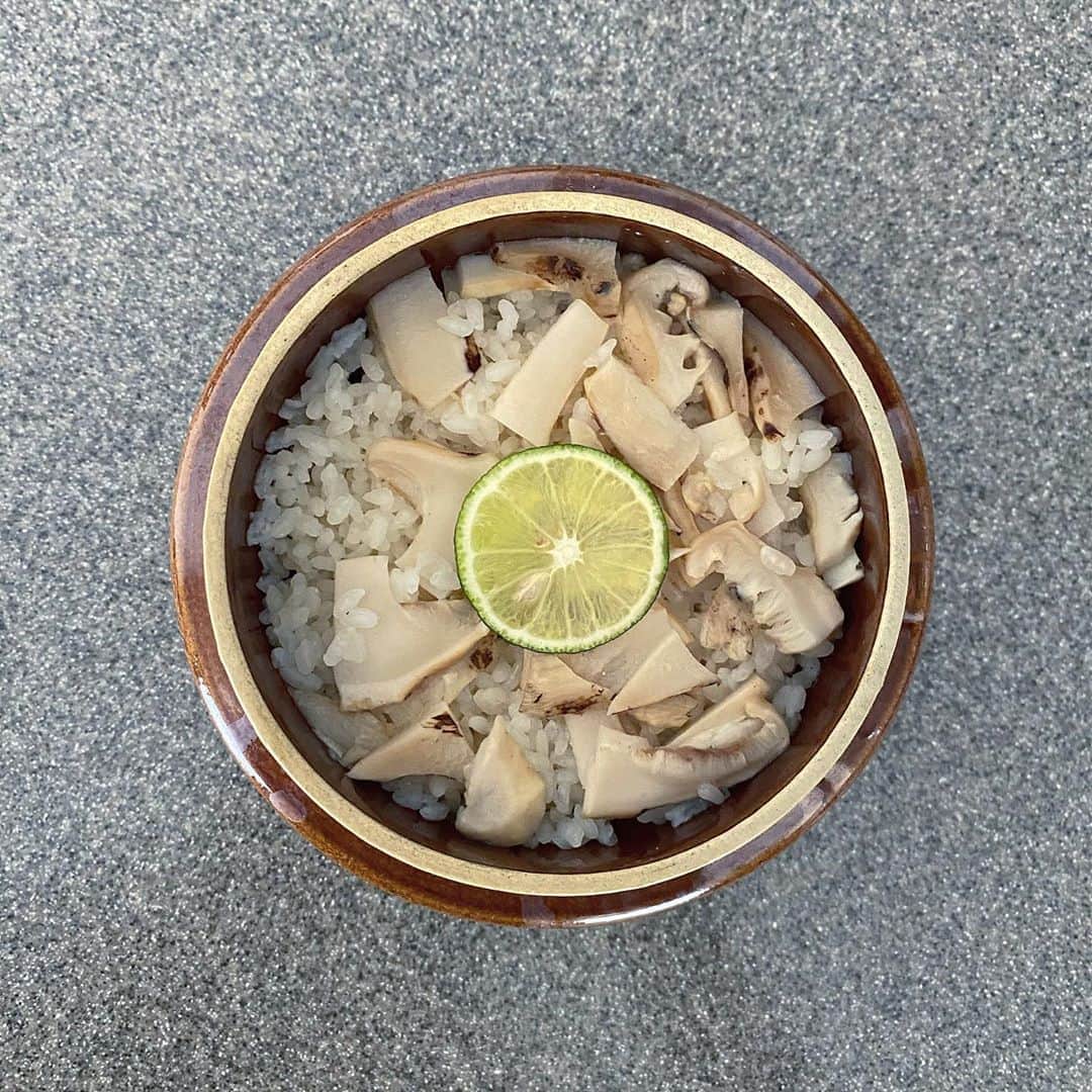 後藤正文のインスタグラム：「松茸釜飯A  米1/2合 餅米1/4合 松茸 酢橘  出汁 150cc 日本酒 大さじ1 塩 小さじ1 醤油 少々  アメリカ産の松茸が800円くらいで売っていたので、その半分を使って釜飯を作った。なんだろう。全てが薄い。不味いことはないんだけど、決定的に何かが足りない。出汁もちゃんとええやつで取ったのに。リベンジしたい。65点。  #空前の自作釜飯ブーム #非モテ飯 #season4 #のはら農研塾 #100杯目にどうなってるかわからない釜飯」