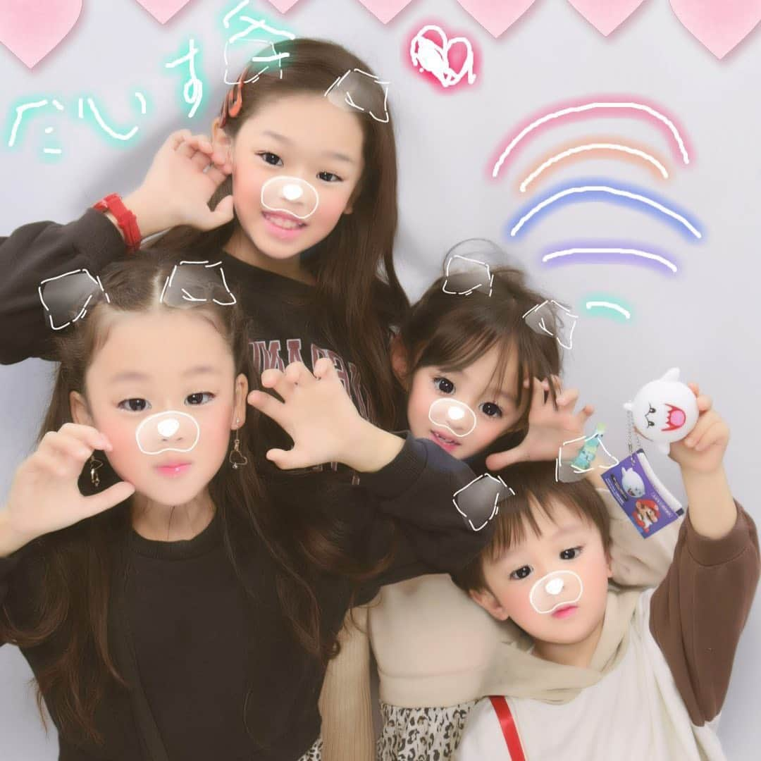 Ai.tさんのインスタグラム写真 - (Ai.tInstagram)「. 幼なじみ四人💁‍♀️❤️ . 私も子どもの頃プリクラ撮るの好きだったなぁ🥺 . 幼稚園とか小学校低学年くらいまでは フレーム選んでとるプリクラだったなぁ😅 それをプリ機に貼るのね😂 小学校高学年くらいから今みたいな出てきたら自分で切るタイプのプリ機が主流だったけど、こんなに加工とかはなかったね😂😂😂 #時代 . 本当四人ともかわいい😍 #私のたからもの . . 昊也がパックンフラワーとクッパとクリボーとキラーとルイージの人形がどうしてもほしくて、でも選べなくて30分悩んで諦めてたんだけど、大声で泣くわけでもなく シクシクなく姿をみて成長を感じました。 #悪役系が好きな昊也 . 2020.11.03」11月3日 22時57分 - ngs.rky.kuy