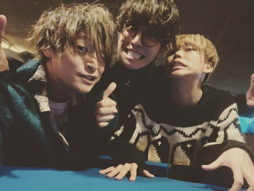 山中拓也さんのインスタグラム写真 - (山中拓也Instagram)「久々に集まったよん。 この3人で会った時の独特の空気感がいっつも面白いなぁって思う。 #なんでこの人達 #人を喰らおうとしてるのか」11月3日 22時54分 - oraltakuya