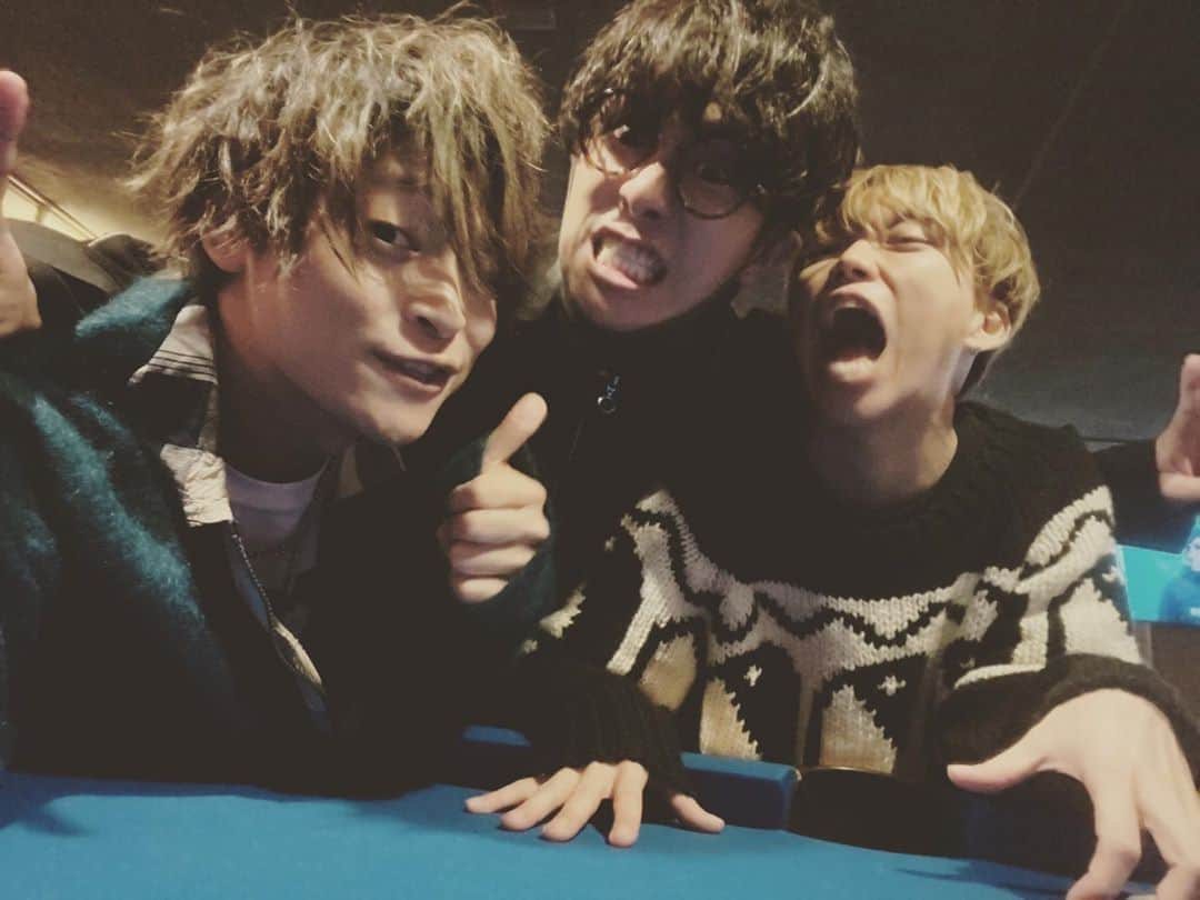 山中拓也さんのインスタグラム写真 - (山中拓也Instagram)「久々に集まったよん。 この3人で会った時の独特の空気感がいっつも面白いなぁって思う。 #なんでこの人達 #人を喰らおうとしてるのか」11月3日 22時54分 - oraltakuya