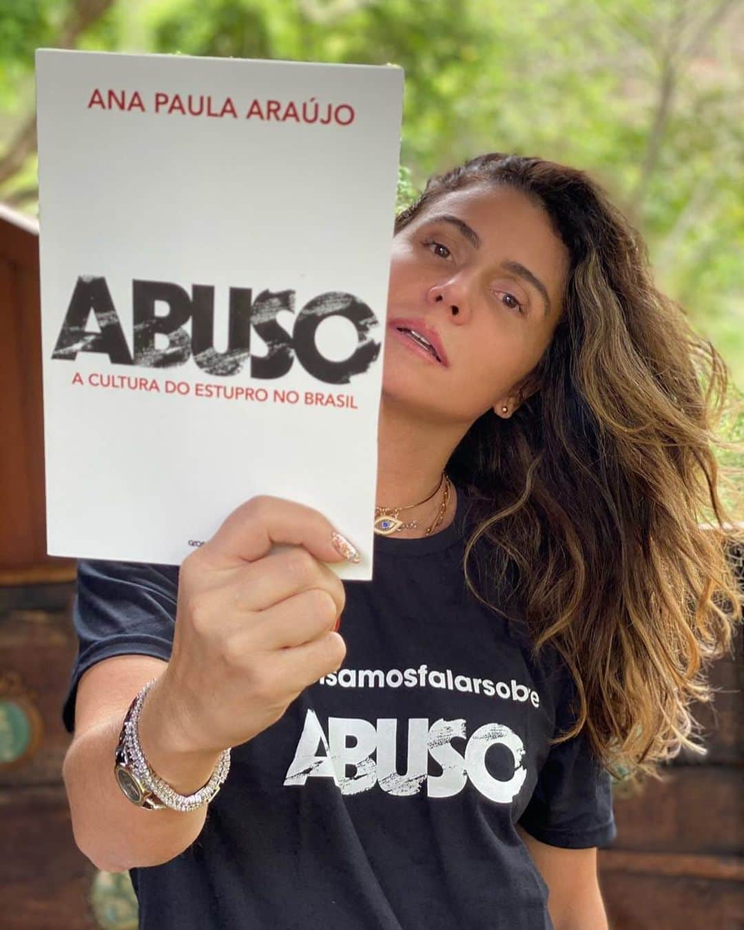 Giovanna Antonelliのインスタグラム：「ABUSO – A cultura do estupro no Brasil, é uma obra ousada, pesquisada com apuro e escrita com imensa sinceridade por uma das mais importantes jornalistas em atividade no país. Porém, mais do que tudo isso, é um livro extremamente necessário, que precisa ser lido por todos. Obrigada, @appaaraujo por tratar de um assunto tão importante,mas que ainda é um tabu em nossa sociedade!  E muito obrigada por aceitar o convite para esse takeover aqui no meu insta, vai ser um grande aprendizado pra todos nós. Imperdível! Hoje às 20h」