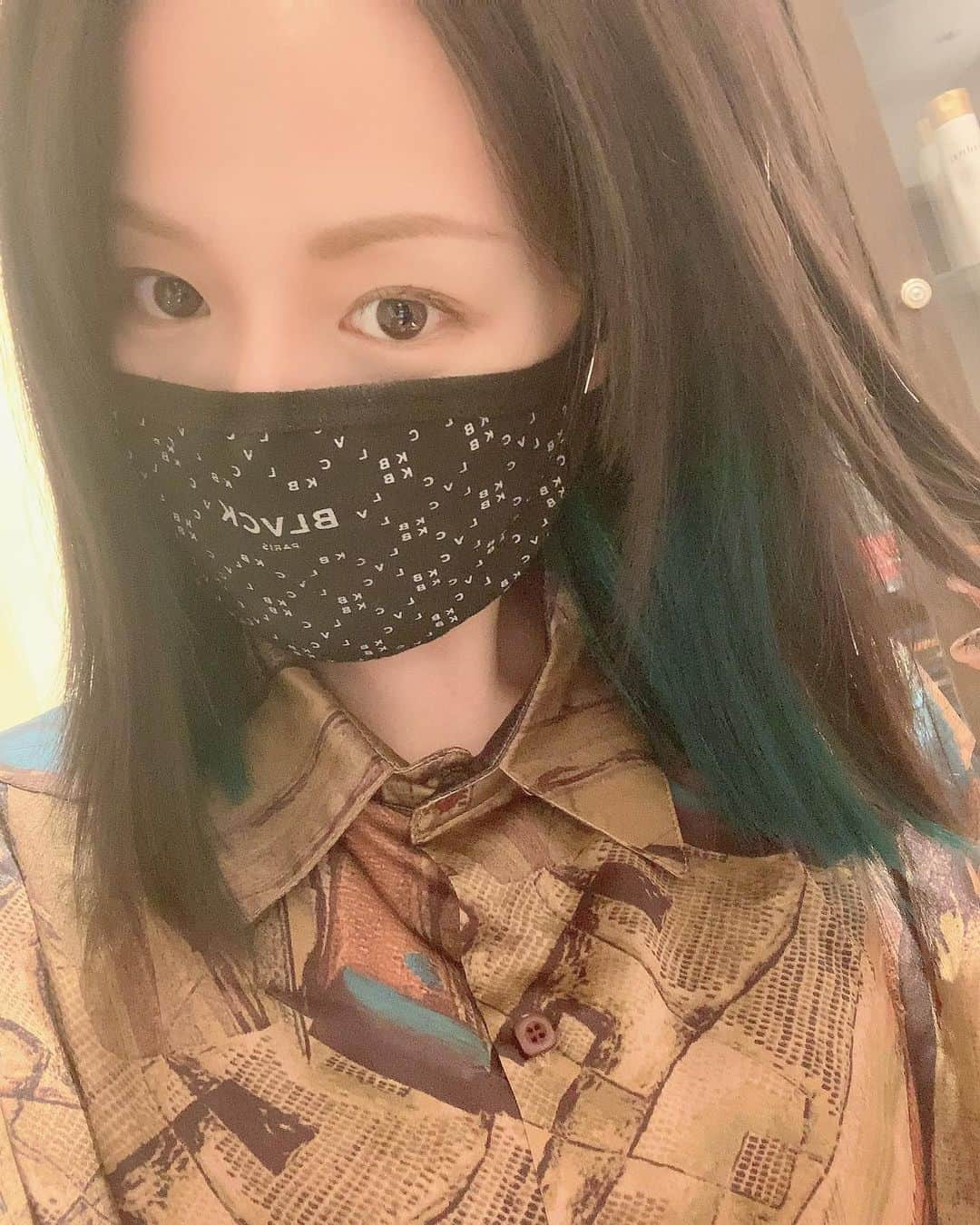 平野綾さんのインスタグラム写真 - (平野綾Instagram)「グリーンヘアーの写真、UPしてなかった💦﻿ てか期間短くてあんまり写真撮ってない😱﻿ ﻿ ストーリーにもUPしたものですが、リクエストいただいたので載せます✨﻿ 誕生日ヘアーとネイルはこれでした💡﻿ ﻿ グリーンは…お風呂もタオルも真っ青に染まって、お手入れがなかなか大変でした🤣﻿ これからやろうとしてる人は気をつけて！﻿ 真っ白の服とかも汗かくと襟元が染まって危険です⚠️﻿ ﻿ でもずっとチャレンジしてみたかった色だから、できて良かった😊﻿ ﻿ ﻿ #ヘアー #ネイル #ヘアカラー #グリーンヘアー　#hair #nail #haircolor #greenhair﻿ #kanakomiura #spadic  #ayahirano #平野綾」11月3日 22時55分 - a_ya.hirano