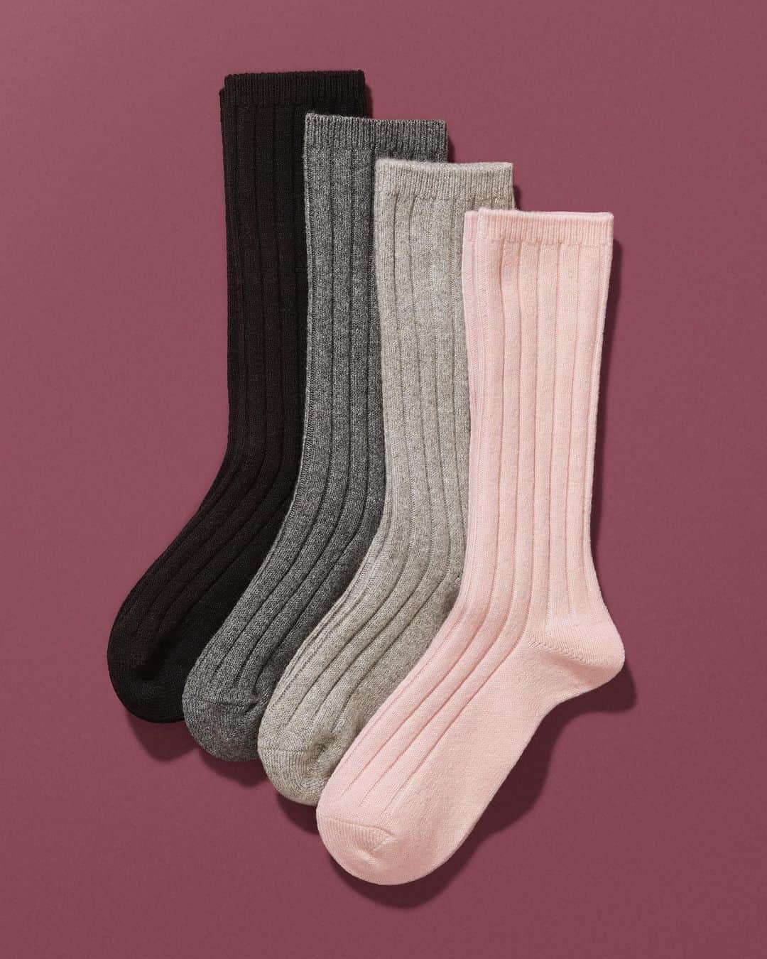 ARKETさんのインスタグラム写真 - (ARKETInstagram)「In an utterly soft recycled cashmere blend, these snug socks offer warmth and superior comfort. A touch of wool, polyamide and elastane has been added for durability and good recovery of the fabric. Discover our premium knit collection: link in bio. - #ARKET」11月3日 23時04分 - arketofficial