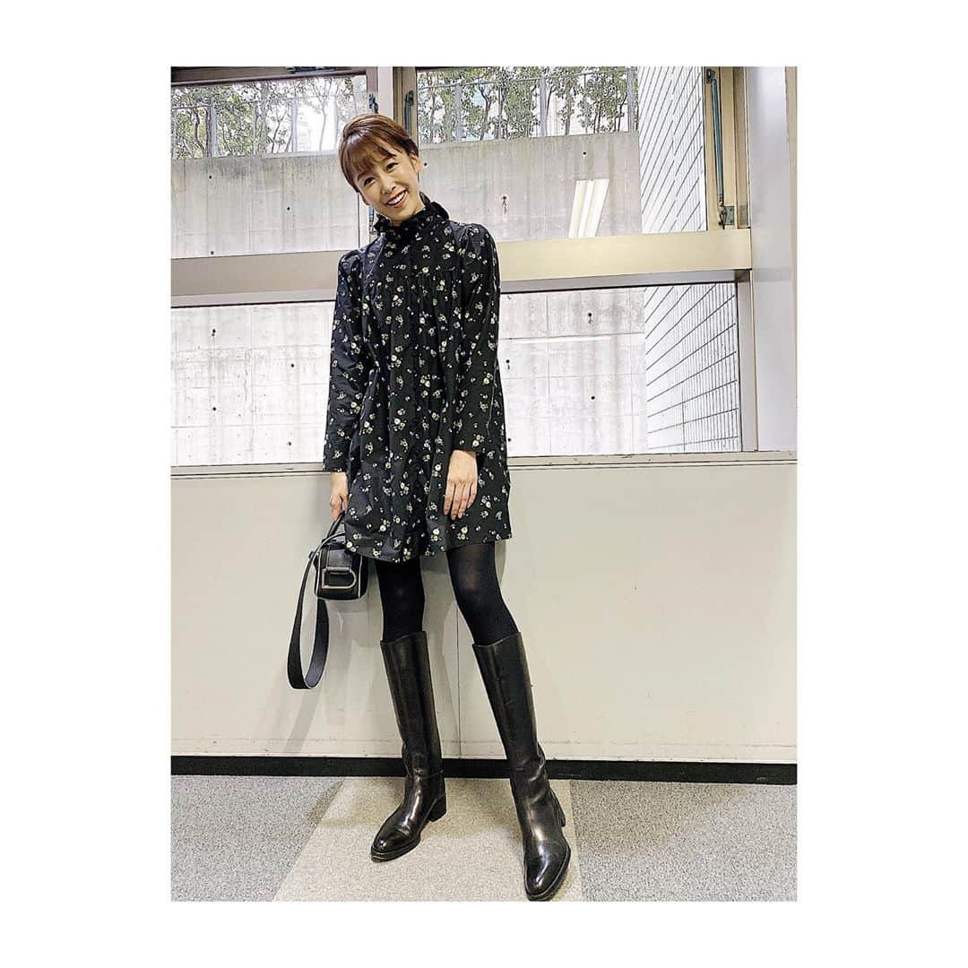 良原安美さんのインスタグラム写真 - (良原安美Instagram)「🕸﻿ ﻿ @tbs_annogram  にも載せましたが、﻿ こちらにも！﻿ (2度目だよって方ごめんなさい🙏)﻿ ﻿ ﻿ 私服です👢🤎﻿ ﻿ 見えづらいですが、﻿ くるみボタンがたっくさん付いています。﻿ 可愛いんだ、﻿ 可愛いんだけど、﻿ 留めるのにひと苦労なんだ。。﻿ ﻿ ﻿ #私服﻿ #パフスリーブ #ワンピース」11月3日 22時59分 - yoshiharaami