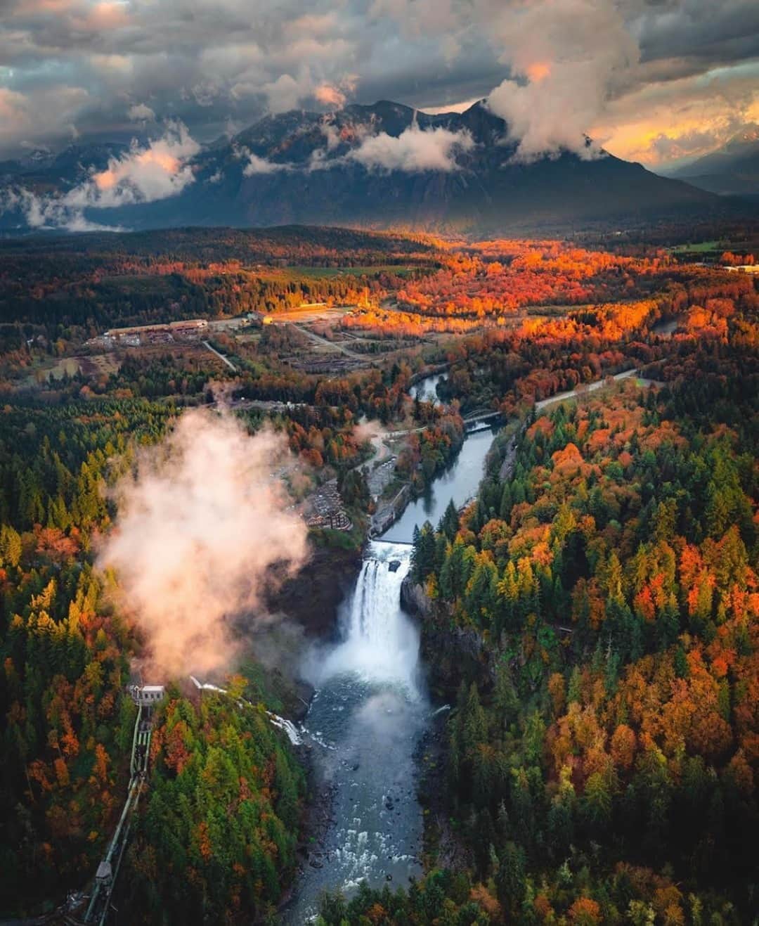 Earth Picsさんのインスタグラム写真 - (Earth PicsInstagram)「Snoqualmie Falls, Washington 😍photo by @devon_loerop」11月3日 23時00分 - earthpix