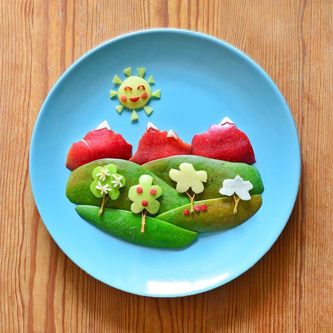 Ida Froskのインスタグラム：「#Ad “The Apple Never Falls Far From the Tree.” Spring, summer, autumn, winter… the apple trees are forever changing to produce juicy delicious apples for us to eat. What a wonder! ✨ This is my seasonal creation inspired by @marlene.apple for their 25 year anniversary art contest! You can take part too and win great prices, visit 25.marlene.it/en/ to join in!🍎 #marlene #25yearsofmarlene #artofcelebration #marleneartcontest #grannysmith #royalgala #goldendelicious #apples #foodart」