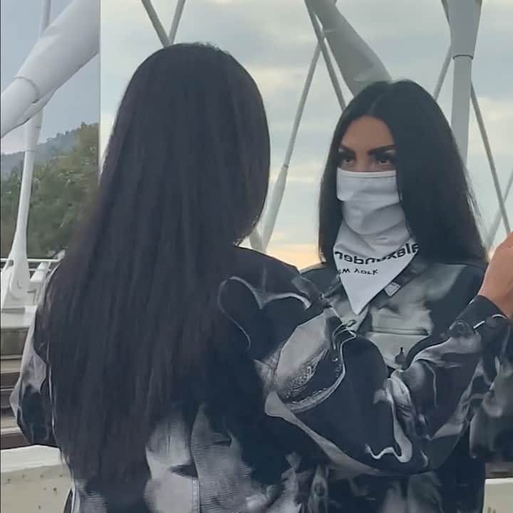アレキサンダー・ワンのインスタグラム：「When you know you look good ‘cause you’re pulling up to VOTE.  Logo Bandana Mask 📹 @shadrinsky」
