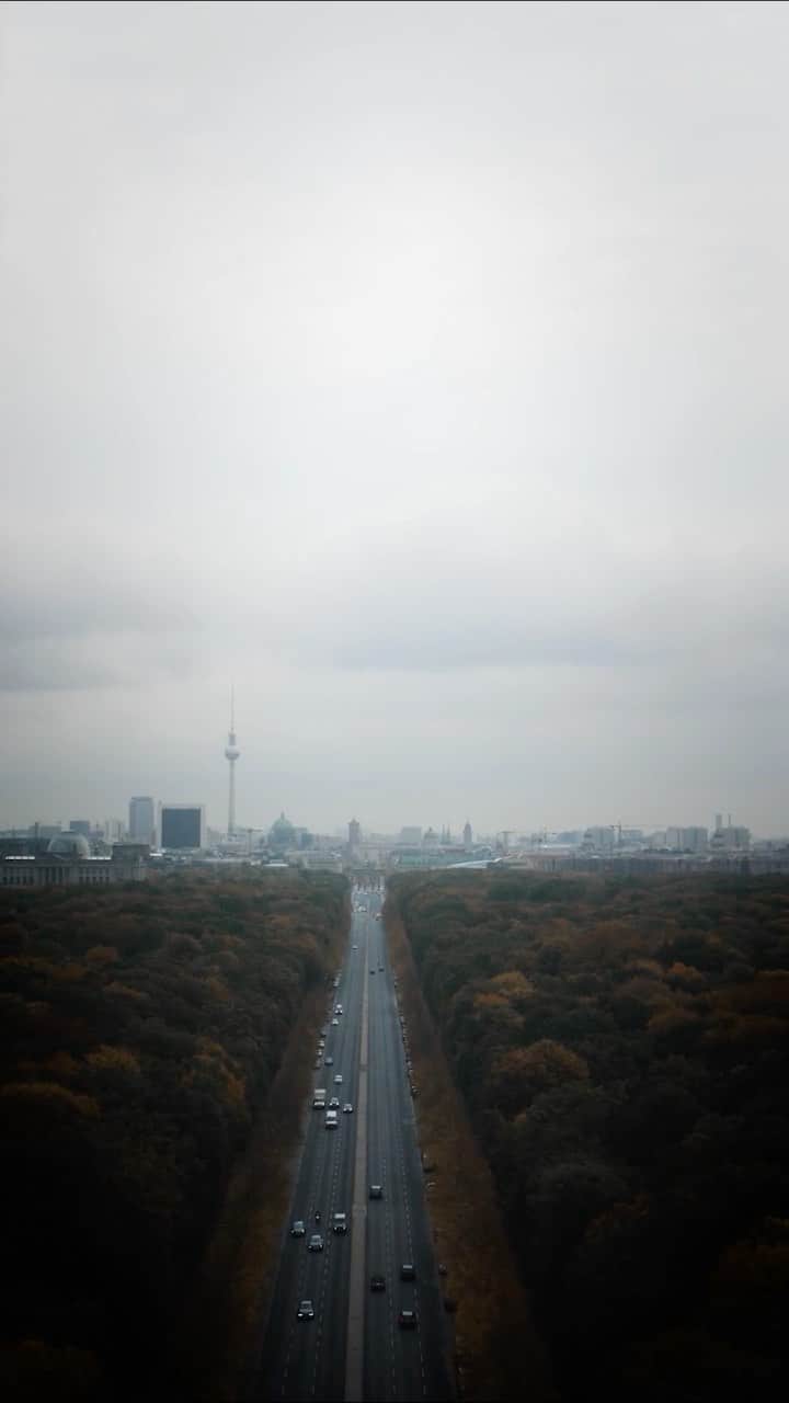 Thomas Kakarekoのインスタグラム：「Some more bts from my recent visit of one of Berlin‘s most famous landmarks #berlin #siegessäule #photography #visit_berlin #autumnvibes🍁 #lensculture #citykillerz #timelapse #voyag」
