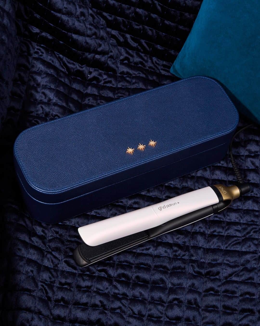 ghd hairさんのインスタグラム写真 - (ghd hairInstagram)「The #ghdwishuponastar collection comes with dreamy midnight blue vanity cases ✨✨✨  Tap to shop 👆  #ghd #ghdwishuponastar #givelikeaqueen #ghdplatinumplus #christmasgifts #giftingseason #festive」11月4日 4時33分 - ghdhair