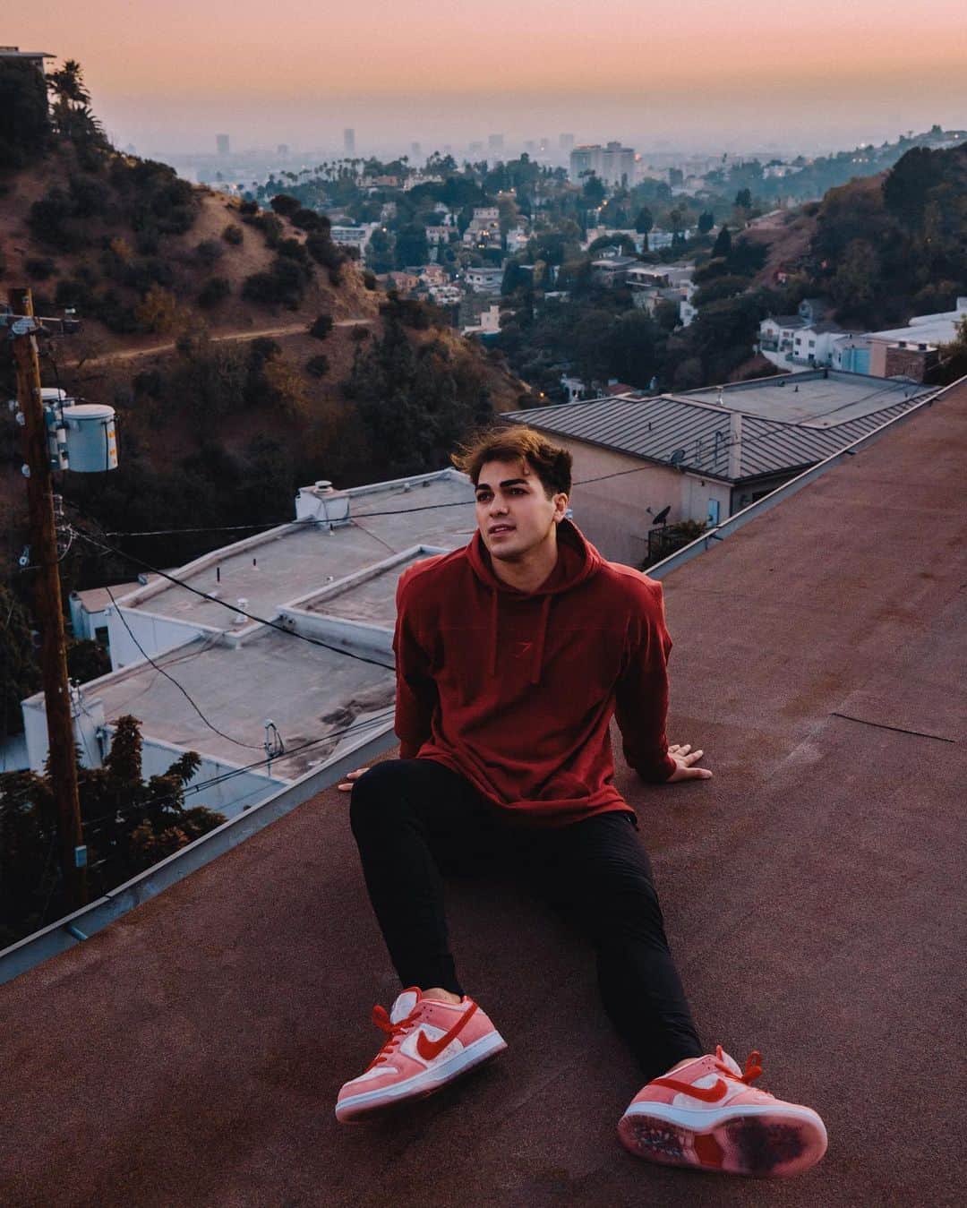 Bryant Eslavaのインスタグラム：「/ DIGITAL BRYANT IS BACK? 😳 • who should i take photos of next?🌸」