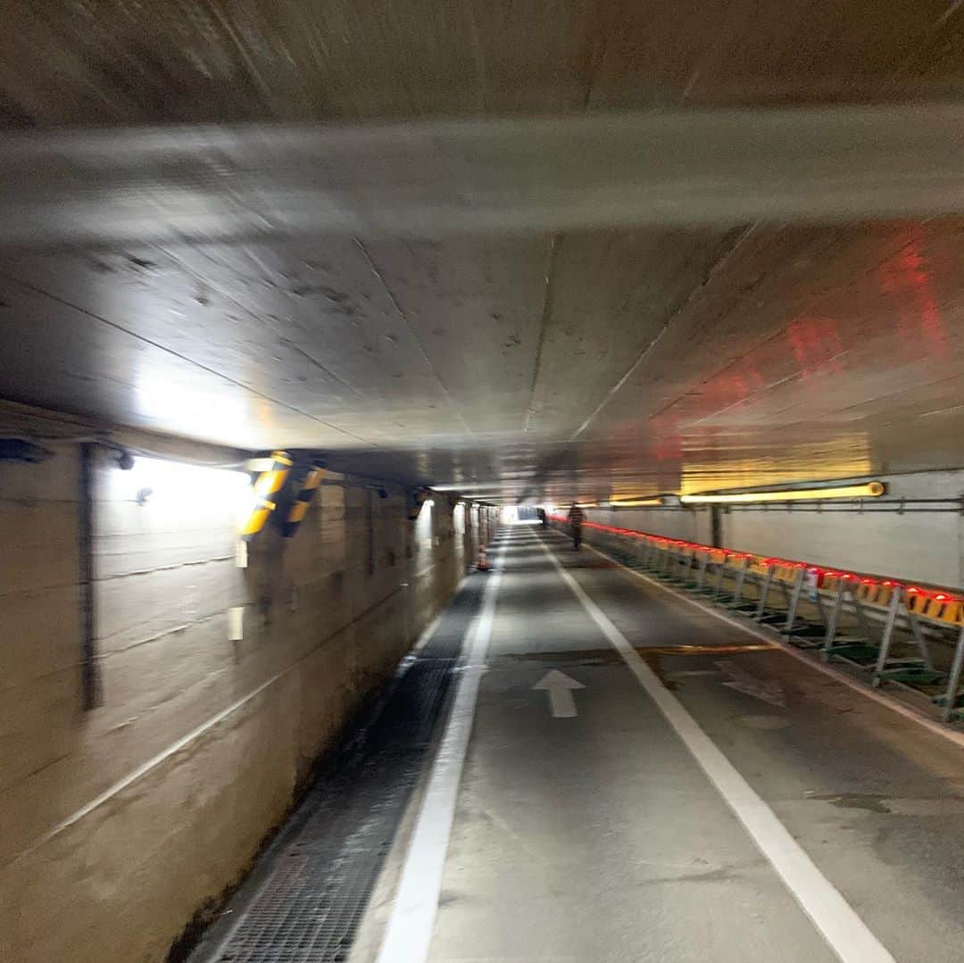 藤田大介さんのインスタグラム写真 - (藤田大介Instagram)「【億WALK2日目】 今日は、新橋→高輪ゲートウェイ駅を目指しました。Twitterでは、まさかのあの車両を発見したことをお伝えしましたが、高輪ゲートウェイ駅近くに、通称「お化けトンネル」と呼ばれる高さ1.5メートルの線路下トンネルを発見。 ほとんどの男性は首をすぼめて通っていました。高輪と港南とを結ぶ貴重な道路で、なくなってしまうと品川駅をペロリと変わらなければならず、かなりの人が通っていました。 横幅も非常に狭い道ですが、かつては車が行き違っていた時代もあったとか。 新駅開業に伴って線路が変更された、京浜東北線の部分だけ撤去されていたため、空が見えました。 工事が進む高輪ゲートウェイ駅手前の軌道ど真ん中を見ることができる、今しか見られない鉄道風景なので、かなり興奮しました。  #高輪ゲートウェイ駅 #おばけトンネルはやはり天井が低かった #今しか見られない鉄道風景 #鉄道発見伝でも来てみたい」11月3日 23時13分 - fujita.daisuke_ntv