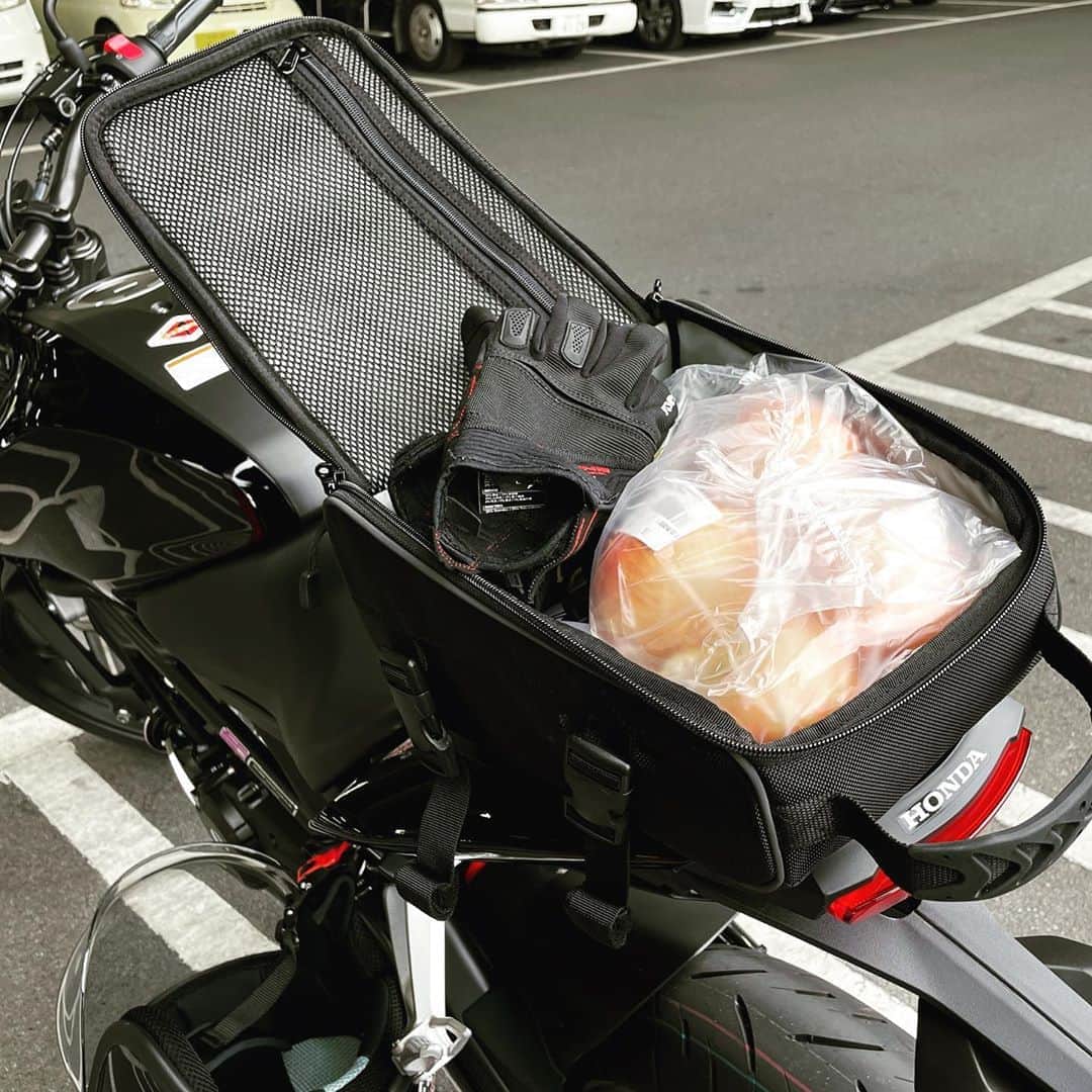 小森高博さんのインスタグラム写真 - (小森高博Instagram)「シートバッグ、こんなちっちゃいやつでも付けたら乗り降りで足を上げるのがキツい。身体硬すぎるオジサン。なんかスマートな乗り降りのやり方あるのかなぁ？最初にバッグに入れたのは玉ねぎ。 #CB125R」11月3日 23時14分 - komo_tan