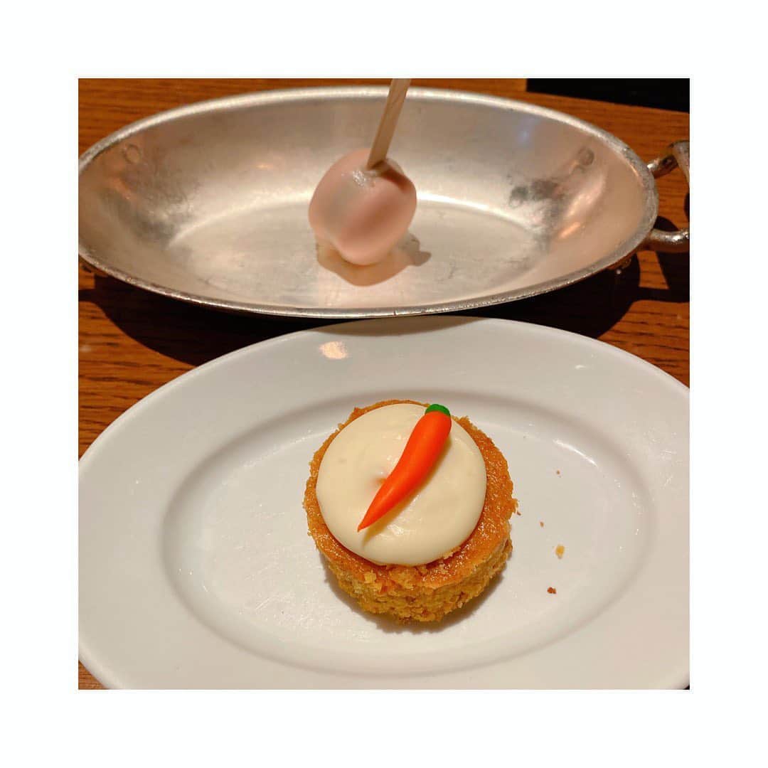 堀友理子のインスタグラム：「ダイエット中。 だけど、今日は久々に甘いもの。 キャロットケーキに🥕乗ってる笑 昔一人旅でデンマークで食べたキャロットケーキを思い出す。 一人でデンマーク🇩🇰とか、今やもう夢物語のよう😅  マカロンのアイスが美味しかったな💓  最近、コース料理のメインは魚を選ぶようにしてる☺️  #グランドハイアット東京」