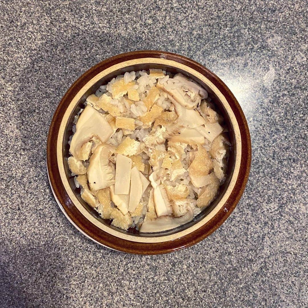 後藤正文のインスタグラム：「松茸F釜飯  米1/2合 餅米1/4合 松茸 油揚げ  水 150cc 白出汁 大さじ2 酒 大さじ1 塩 小さじ1 醤油 少々 アガベシロップ  アメリカ産松茸の残り半分を使ってリベンジ。午前中に炊いたやつより美味しいが、やっぱり香りが薄い。国産の目玉が飛び出るような価格のやつを使ったら、全然違うのだろうか。今日は松茸釜飯だけを食べた1日だった。アホなのか俺は。75点。  #空前の自作釜飯ブーム #非モテ飯 #season4 #のはら農研塾 #100杯目にどうなってるかわからない釜飯」