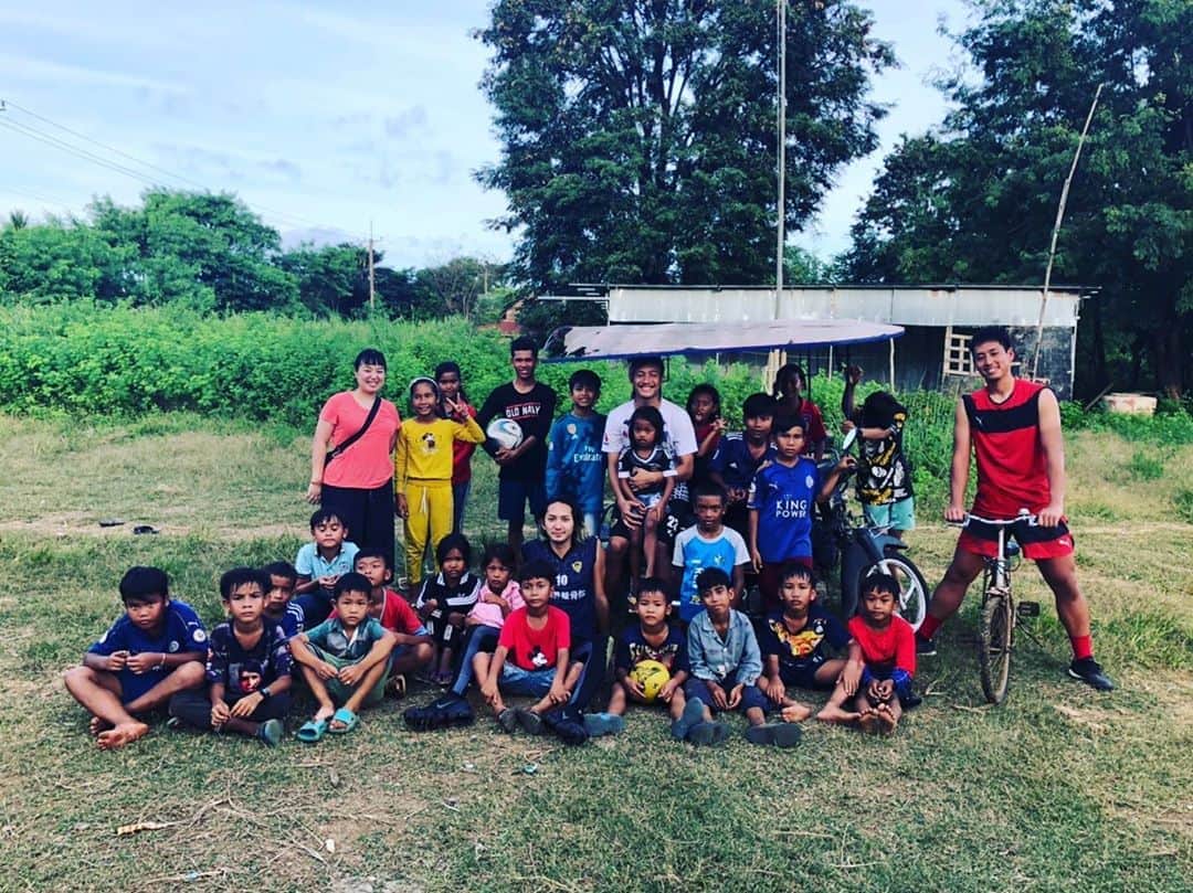木暮郁哉のインスタグラム：「カンボジアのポイペトにある村で⚽️👨‍👦‍👦🙆‍♂️ またいつか会おう！！ @sakige さん素敵な出会いと想いをありがとう！！ 帰り際の涙忘れません😊 サッカーのおかげで色んな国にいけて、たくさんの素敵な人に出会える。 そういう方々の刺激になれるようにまだまだ頑張る。 #ポイペト#カンボジア#子供は宝」