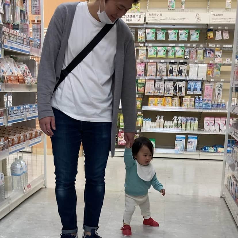 のインスタグラム：「我が子が初めて靴を履いたよ。手を繋いで歩いたよ。子どもが出来てすごく実感してるけど、ショッピングモールって子どもにとって凄くありがたい場所だよ。」