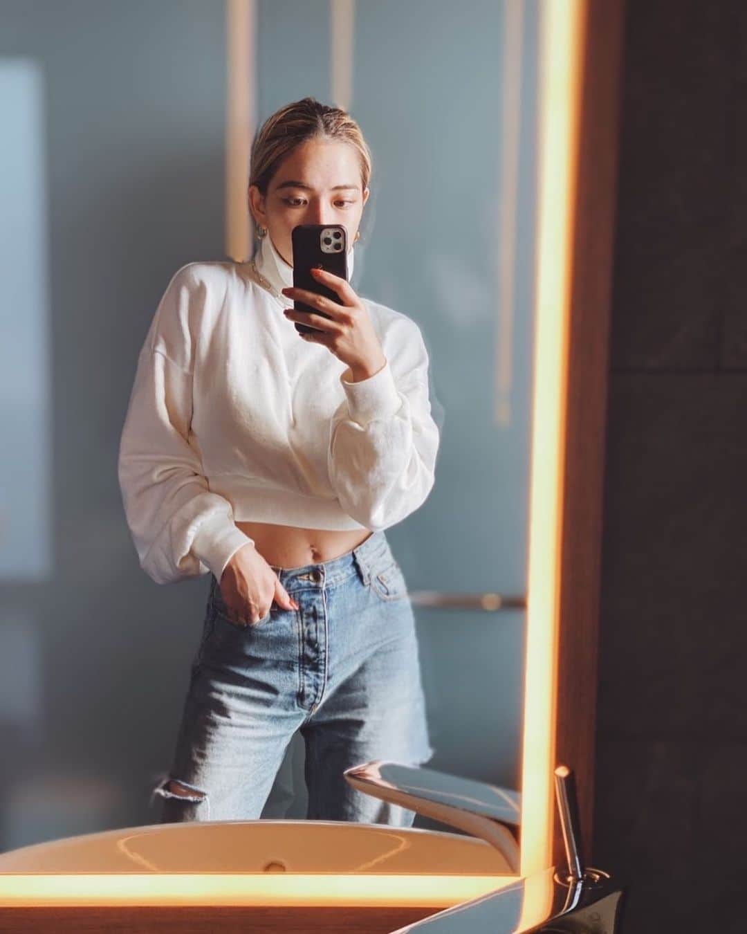 suzuka noseのインスタグラム：「. tops @sheer_flow  denim @searoomlynn_official  📱 @maisondesabre   今年はクロップド丈のトップスを 思う存分着る予定。  #suzuka_ootd #myfavorite #okinawa #momslook」