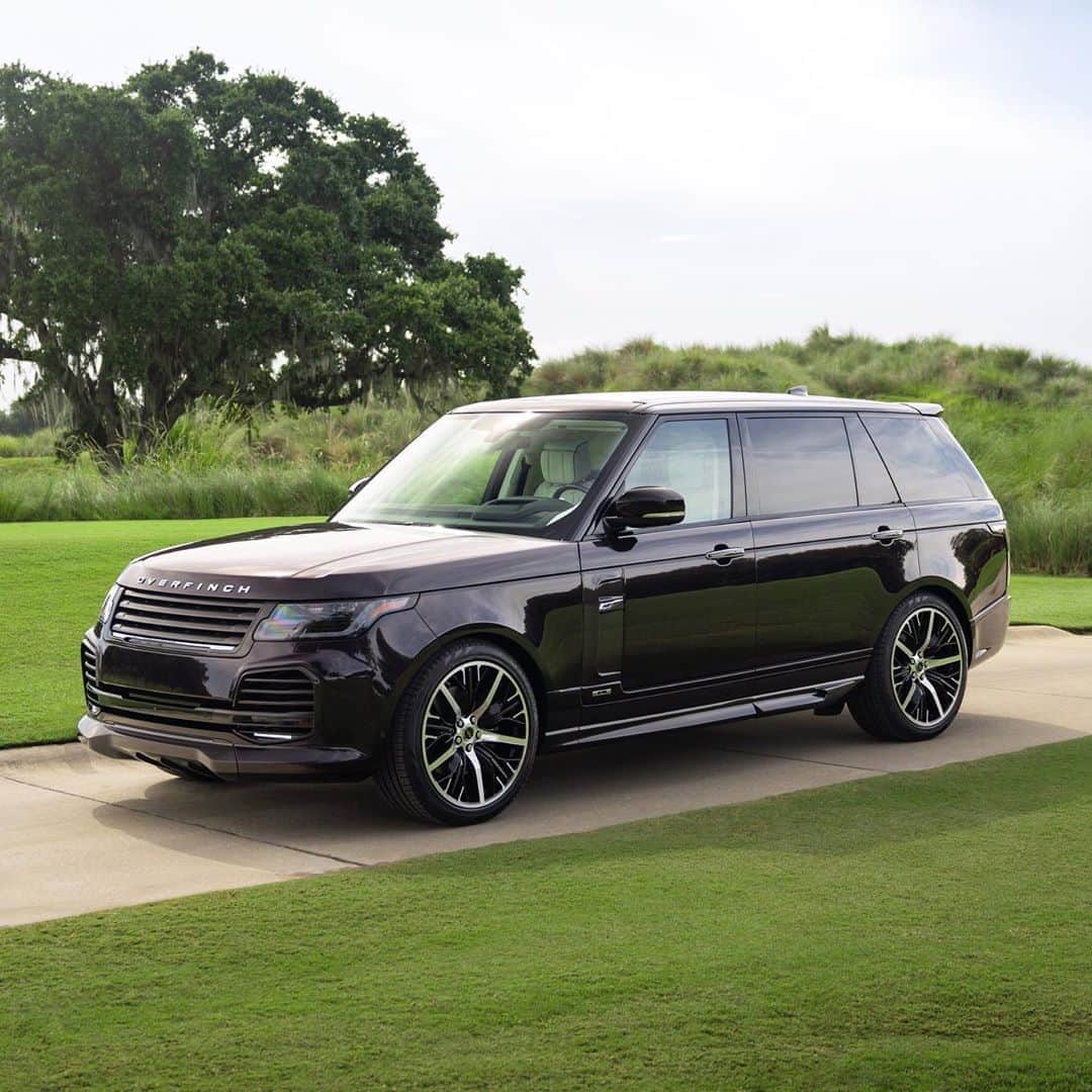HYPEBEASTさんのインスタグラム写真 - (HYPEBEASTInstagram)「@hypebeastcarclub: @overfinch is celebrating its fifth anniversary in North America with a limited production of Range Rover Autobiography LWB “Sandringham Edition” SUVs. Limited to just five units, each one wcomes fitted with a V8 engine and painted in “Nebula Black” over “Capiz White” leather, while on the inside luxurious material will be wrapped over an exclusive “Lumière Diamond Quilt” seat design alongside Overfinch’s knurled metalwork touch pack. Find out more via the link in our bio. The model is set to go for a price of $315,000 USD.⁠⠀ Photo: Overfinch」11月3日 23時12分 - hypebeast