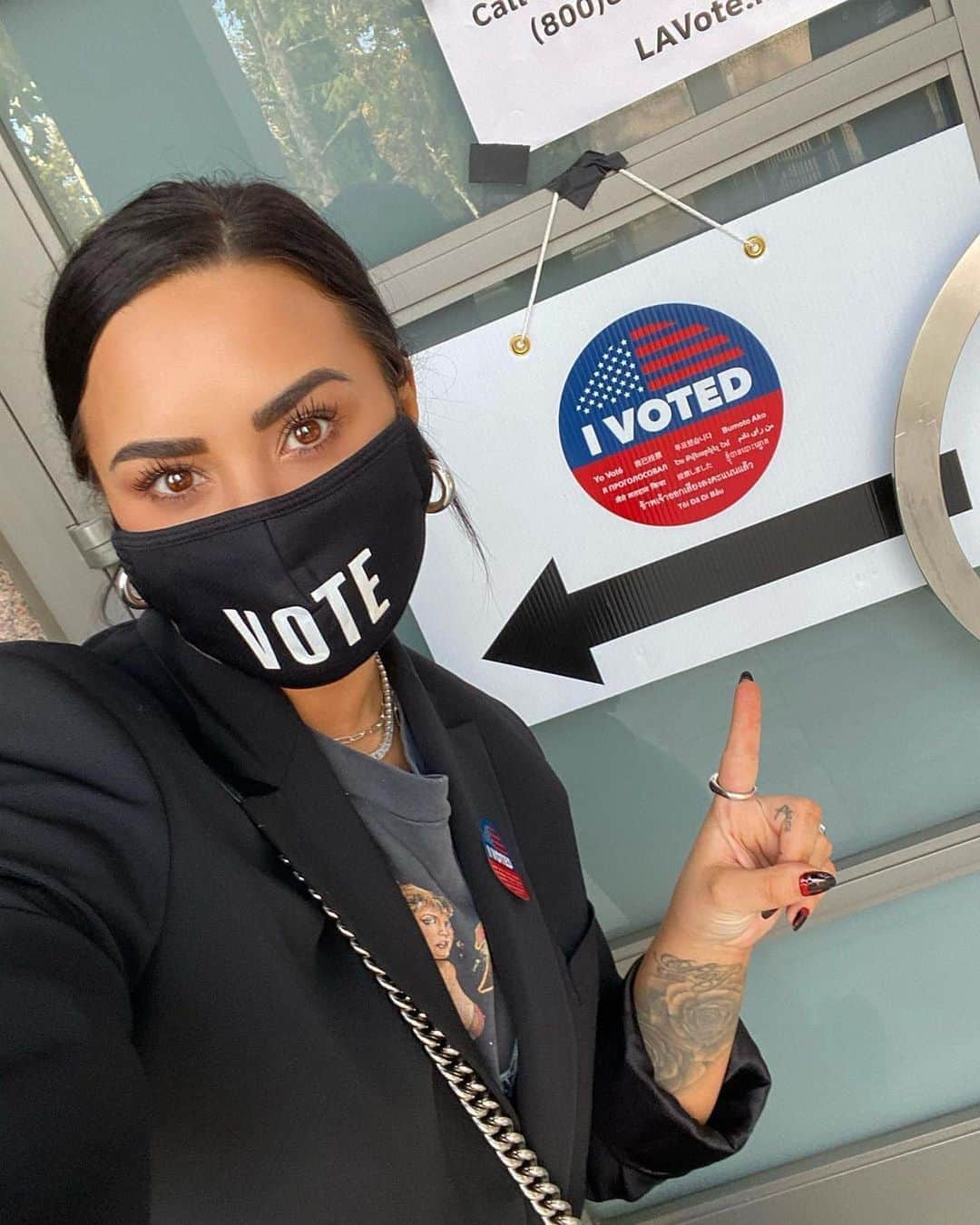 のインスタグラム：「They voted – have you? It’s even easier to love my faves when they’re encouraging us all to do our civic duty and VOTE 🗳 🔁 @ddlovato  🔁 @billieeilish  🔁 @joejonas  🔁 @zendaya  🔁 @victoriajustice  🔁 @iambeckyg」