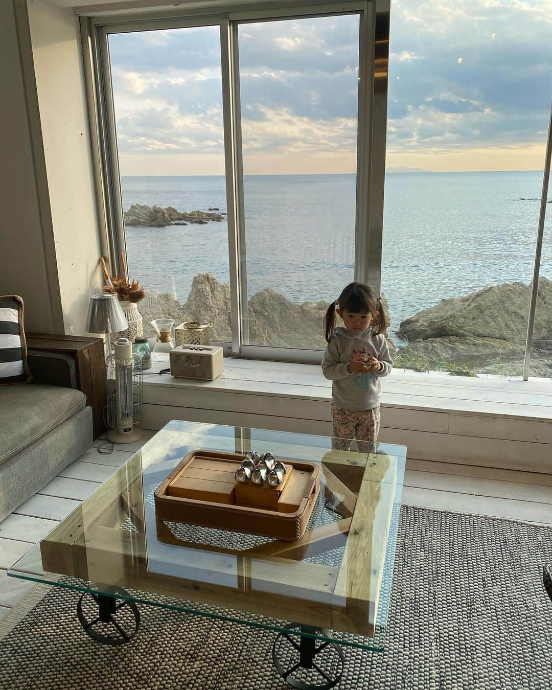 山口愛実のインスタグラム：「今回の葉山旅行は私からパパへの プレゼント🎁 仕事もきちんとこなしながら いつも育児も家事も一緒にやってくれる夫に私はとても感謝しています。  先日、ある男性から「旦那さん社長か何かなんでしょ」って聞かれてその言葉の意図になんだかガッカリしてしまいました。あえて皆までは言いませんが その先にある「女は良いよね、、」が透けてみえたのです。 あーそうかもう2020年だってのにまだこの人の頭ん中はそんな感じなのねって  うちはお財布は別だし 仕事もそれぞれきちんとこなし、あまり相手を干渉せずよく将来について話し合い育児と家事は分担してどちらが加重を背負い続ける事がないようにバランスを重視した夫婦関係を意識しています。  夫婦としての人生って誰かと旅にでることに似てますよね？ 目的地に着くことも大事だけど お金の計画を立ててルートを調べ 得意な方が運転したりナビしたりパッキングしたりたまに道に迷ったり寄り道したり それが誰かが1人でやんなきゃなんないって凄く大変だけど分け合うなら楽しみになる。  男だから女だからだけで役割を決めたらきっと旅は楽しめないかなってとくに娘が産まれてからはそう感じます。  #goto #葉山 #旅行 #旅 #海が見える家  #thehouse」
