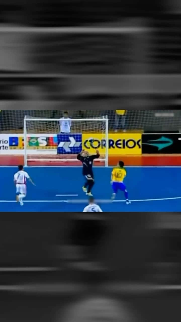 アレッサンドロ・ローザ・ヴィエイラのインスタグラム：「Na execução desse drible, é muito importante entender a altura necessária para execução!  Gol 1- Goleiro cai e dou o drible na altura da cintura!  Gol 2- Goleiro grande, em pé e pulando, o drible teve que ser acima de 2 metros!  Qual achou o mais difícil e porque?  Quem aprender a lambreta perfeita?   Corre no stories!  Edição @adonias」