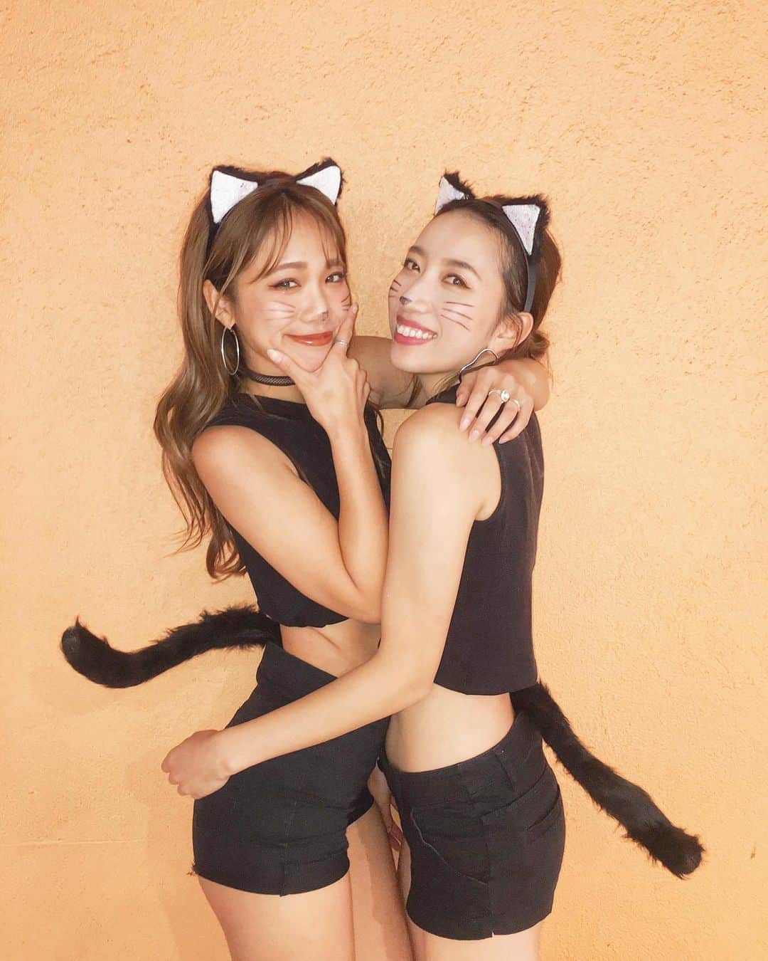 のインスタグラム：「HALLOWEEN🎃🐱🖤 * * 今年はしなかったから去年の💟 これ簡単やのに好評やった^ ^ 今年も何かしたかったなぁ * * そういや今日 御堂筋が通行止め🚫やって なにかと思ったら イルミネーションの点灯式だって🎄✨ 冬やねぇ〜⛄️ 大変だった2020年も あと2ヶ月きったとか正直 信じられへん どんな一年やったかな？ って考える季節になりました。 やり残したこと何やろ？ 考えて一日一日大事に行動していきたい🌈 * * * #まりなはんとみどりはん #年齢は気にしない派 #好きなようにgoしよう #halloweencostume#usj#universalstudiosjapan #usjコーデ#usjハロウィン#ハロウィンコスプレ」