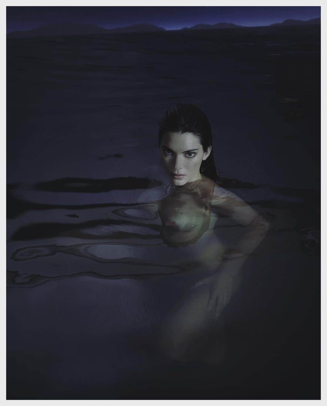 マート・アラスさんのインスタグラム写真 - (マート・アラスInstagram)「la sirena 🧜🏻‍♀️ hbd Kenny #night #swim @kendalljenner」11月3日 23時18分 - mertalas