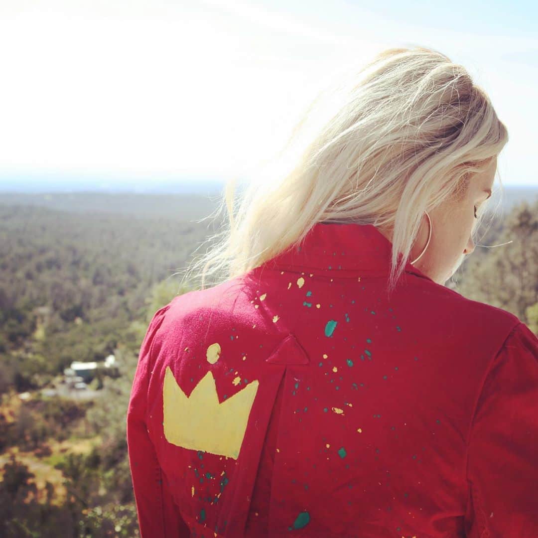 ブリット・ニコルのインスタグラム：「Baby that’s just who you are 👑. Coming soon to Shopbrittnicole.com #woacollection」