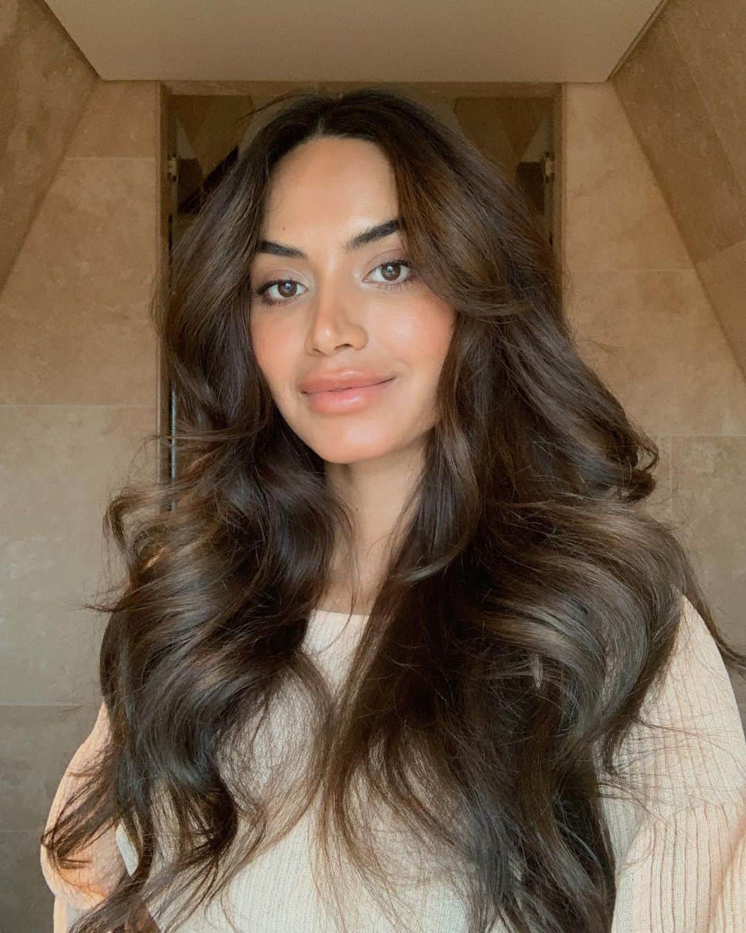 Diipa Büller-Khoslaのインスタグラム：「This hair was created by a new method that I’ve never used before. You like? Video of how I did it coming to Reels tomorrow ❤️ (darker hair dyed by me!)」