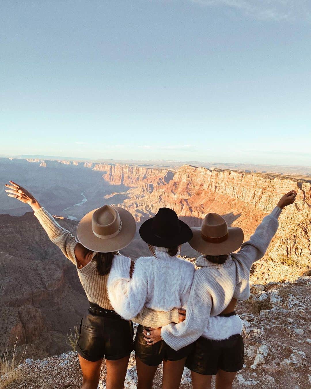 ジュリー・サリニャーナさんのインスタグラム写真 - (ジュリー・サリニャーナInstagram)「Friends x Grand Canyon! 🏜✨ @collagevintage @camilacoelho」11月3日 23時40分 - sincerelyjules