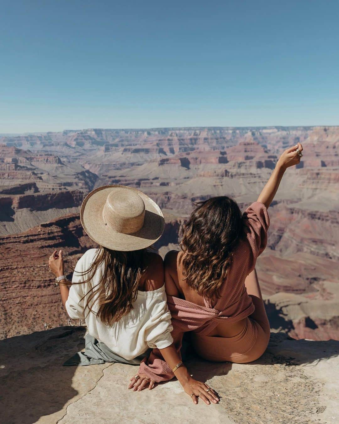 ジュリー・サリニャーナのインスタグラム：「Friends x Grand Canyon! 🏜✨ @collagevintage @camilacoelho」