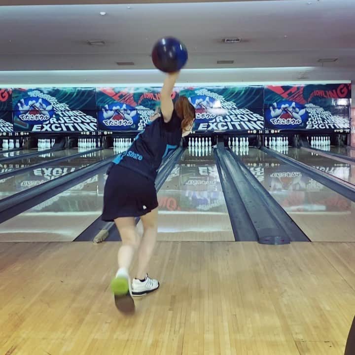 竹原三貴のインスタグラム：「練習風景。。試行錯誤してうまく行った時の小さな達成感が練習の質を上げて良い内容にしてくれる。練習して気持ちもポジティブになれるから更に夢中になれるのってすごくいいなと思う🥳 Each small achievement makes my training better. 작은 성취감이 훈련을 더 많이 합니다  #bowling #ボウリング #ボーリング #ボウリング練習中 #ローダウン #ローダウン女子 #training #sportbowling #연습중🔥 #볼링」