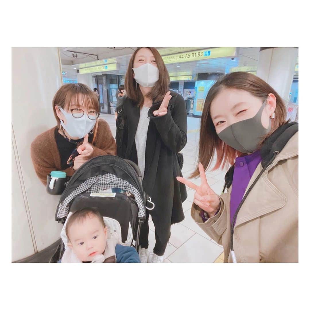 荒牧陽子のインスタグラム：「2020.10. birthday！﻿ ┈︎┈︎┈︎┈︎┈︎┈︎┈︎┈︎┈︎┈︎┈︎┈︎﻿ 雅世＆チビちゃん﻿ HappyBirthday〜✰﻿ ﻿ 写ってるのは、私のシンガー仲間﻿ MIKAと雅世、雅世のチビちゃん♪﻿ ﻿ ﻿ 20代、彼女達と共に駆け抜けました。﻿ CD作ったり﻿ オーディション受けたり﻿ ライブイベントの計画立てて成功させたり﻿ フリーライブには結構出てた﻿ あ、お客さん1人しかいないライブハウスで歌ったり﻿ ←😅これは私だけかも💦﻿ ﻿ ﻿ 青春ってのは彼女達と過ごした時間のことを言うのだと思う。﻿ ﻿ ﻿ ﻿ ﻿ もうそろそろ﻿ 岡山から上京して20年が経つよ﻿ すごいなぁ〜（´-`）.｡oO﻿ ﻿ 歳とるわけだわ。﻿ ┈︎┈︎┈︎┈︎┈︎┈︎┈︎┈︎┈︎┈︎┈︎┈︎﻿ #birthday﻿ #女子会﻿ #荒牧陽子」