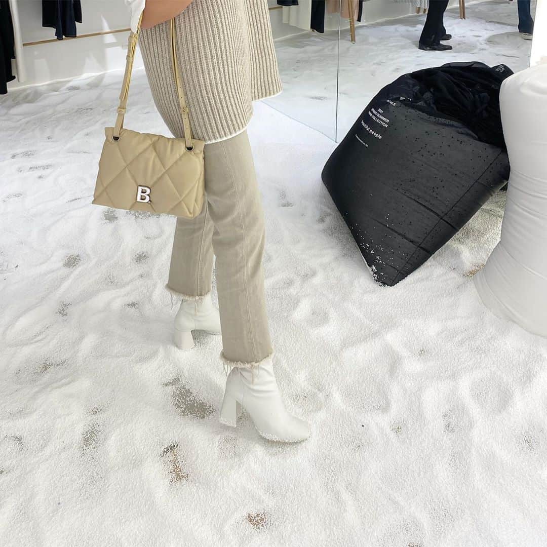 のインスタグラム：「. いつの日かの真っ白コーデ🤍🐰 みんな今日は何して過ごしたの〜? ☺︎☺︎☺︎ 私は最近Zaraでかなりお買い物して せっかくなので紹介しよ〜って思い、 撮影しようとしたらSDカードが入れておいたポーチに無くて仕方なくiPhoneで撮影したよ。 誰の仕業かって?もちろんうちの姫でした👏🏻　#かわいいから許す」