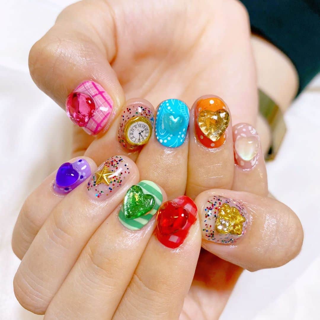 ぱいぱいでか美のインスタグラム：「アポカリワンマンに向けてのネイル❤︎ ꙳ #lovlnail #nail #lovl #nailsalon #APOKALIPPPS ꙳ いつものLovl、いつものキャベツさんに 気合いのネイルばっちばちにやってもらいました✌︎ メンバーカラーとそれぞれのイメージぽい柄に ハートのパーツ載せてもらって 他の3本はとにかくめでたく時はキタぁ！って感じに。笑 11/11の渋谷WWWでのワンマン、配信もあるので ぜひ神カメラワークでネイルも映ればいいなと思います。笑 そして！アルバムも発売しました！ フォトブック兼歌詞カードを購入してもらうと ダウンロードできるという形の配信限定アルバムです。 手と比較してほしいんだけど結構でかくて ボリュームもあってすごくいい作品になりました☻ ぜひAPOKALIPPPSのTwitterなどチェックしてください！ . でか美→ピンク/タータンチェック にっちやん→オレンジ/ドット べにちゃん→赤/ギンガムチェック みあら→パープル/小花柄 ゑりか→緑/ボーダー ゆり丸→白/ヒョウ柄 ましちゃん→水色/ペイズリー」