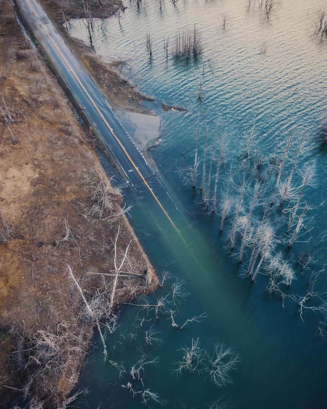 啝 （わ）のインスタグラム：「Into the lake 𓆲 𓆲 𓆲 #droneoftheday #djimavicpro #djiglobal #drone #dronephotography #dronestagram #dji #topdronephotos #fromwhereidrone #wedroneasia #droneosoar #skyhilife  #japan_urbex #JJ_URBEX #made_in_decay #kf_urbandonedmasks #KINGS_ABANDONED #m3xtures #Meistershots #moodygrams #nature_takes_over #natures_reclaim #ominous_perfection #pr0ject_uno #rsa_preciousjunk #savethedecay #sfx_decay」