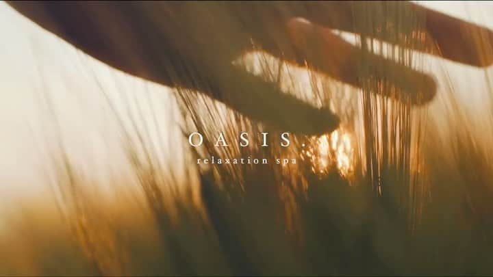 島野ミキのインスタグラム：「・ ・ @oasis.relaxationspa  いよいよ明日Openです🥺✨ staff一同頑張りますので どうぞよろしくお願い申し上げます。  "OASIS"は読み方がフランス語なので 動画にフランス語のメッセージが🌿 「新鮮な空気の息吹の様に感じて。新鮮な空気を吸う度にあなたはポジティブになれるの。』  「あなたが元気になってくれればいいな」 って意味です🙏  2020.11.04 Open relaxation spa total beauty salon, spa/nail/Eyelash  @chovy814 にイメージ動画の撮影 お願いして良かった。 理想より遥かに素敵に仕上げてくる。  Video: @chovy814  Photo: @miki_shimano  Hair: @roys.nishi24  Nail: @yukino.hrk  Models : @natsumisearchwell @tokyo_lioness @eiji.o_0215  Salon’s Staff : @saraann0920 @rie.3i2 @yukino.hrk @amanojoi akina ・ ・ #マツエク#ネイル#nail#エクステ#まつ毛#New #newopen#太田#リラクゼーション#リラクゼーションサロン#リラクゼーションマッサージ#マッサージ#relaxation#spa#スパ#癒し#ネイルサロン#ネイルデザイン#オシャレ#サロン#interior#インテリア#salon#OASIS#OASISrelaxationspa#Style#美容#美容day#Movie」