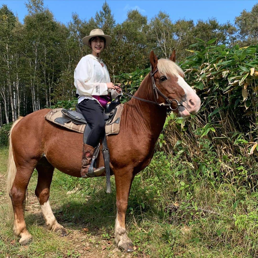 山下リオさんのインスタグラム写真 - (山下リオInstagram)「21歳から始めた乗馬。 久々にいっぱい走って、顔が溶けそうな程笑ってきたよ！！！  #乗馬」11月3日 23時56分 - rio_yamashita_official