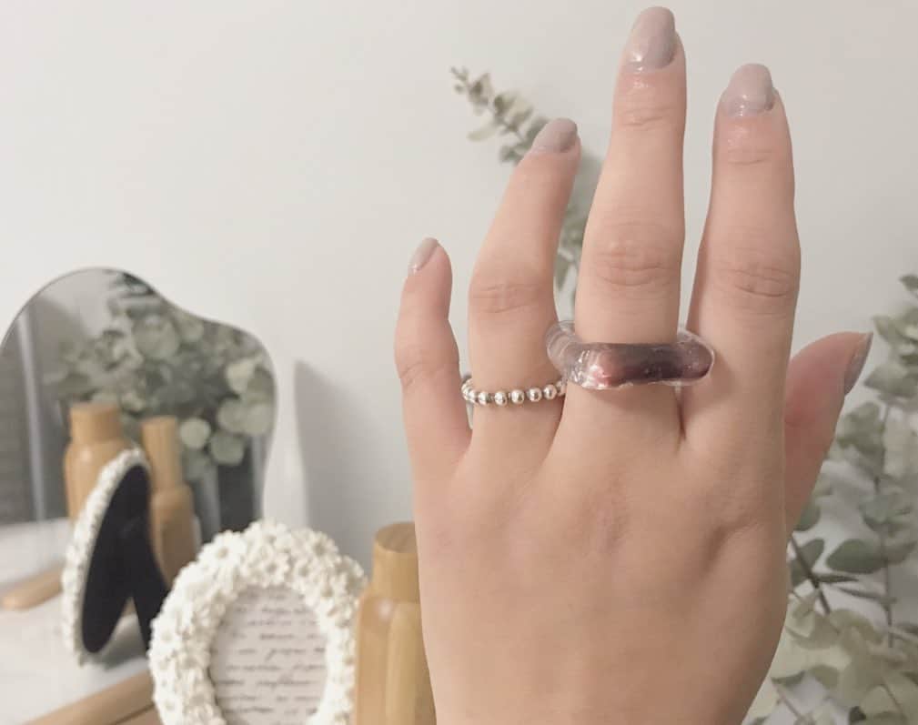 のインスタグラム：「𓍯𓂃 @bellthink の かわいいリング💓 ニュアンスネイルに つけたくなるようなリング✨  他にもかわいいアクセがたくさん💕  ストーリー、ハイライトからチェックしてみてね🌟 . . . . . . #ハンドメイド#ハンドメイドアクセサリー  #locari #mamagirl #ママコーデ#ママファッション#大人可愛い#大人カジュアル#カジュアルコーデ#シンプルコーデ #pr#ハンドメイドピアス#mamagirl#ハンドメイドアクセサリー#instagood#nail#セルフネイル #ヘアスタイル#ヘアアレンジ#秋コーデ#ゆったりコーデ」
