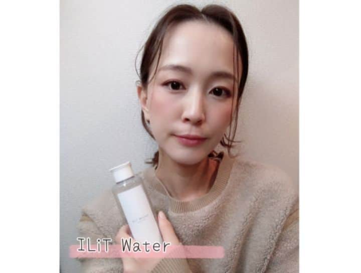 佐野莉子のインスタグラム：「.⠀ ⠀ ILiT Waterについて🤍⠀ 📝温泉化粧水でミネラルたっぷり⠀ 📝お肌への浸透が良く、保水性が高い⠀ 📝さらりとしていて気持ちよくなじむ⠀ 📝コスパ良いのでたくさん使える⠀ ⠀ さらさらな化粧水は、たくさん手のひらにとって顔をちゃぷん&ハンドプレス。⠀ ひんやりして指がお肌に吸い付くまで繰り返すようにしてます。⠀ 結果たくさん化粧水消費してる〜⠀ ⠀ そもそも、ILiTは販促費用をかけてないからコスパが良い！⠀ これすごく助かる🙆‍♀️たくさん使う！⠀ ⠀ "東京でひとり暮らしをはじめた女性でも無理なく続けられる最強のスキンケア"⠀ がコンセプトなILiT。⠀ ⠀ わたしもかつて東京でひとり暮らしをはじめた女性だったなぁ。⠀ 東京物価高いし、家賃も高いし、⠀ 化粧品はドラコスでは物足りなさあったな、、⠀ 旅行大好きだったからコスメにあんまりお金かけなかった、、、⠀ 化粧品のライン使いにすごく憧れた！⠀ ⠀ コンセプトの層から外れてる今でもまさにILiT使いたいと思える。⠀ スイートホーム的な感じ。⠀ 🙌敏感肌な自分に合う限られた基礎化粧品のILiTは尊い⠀ 🙌化粧水もクリームもたくさん使いたいからコスパ大事⠀ 🙌エイジングケアにかけるお金が急激に増えてきたからコスパ大事⠀ 🙌色んな化粧品に手を出し始めると、いよいよシンプルな良質コスメの有難み感じてる⠀ #iliveintokyo」