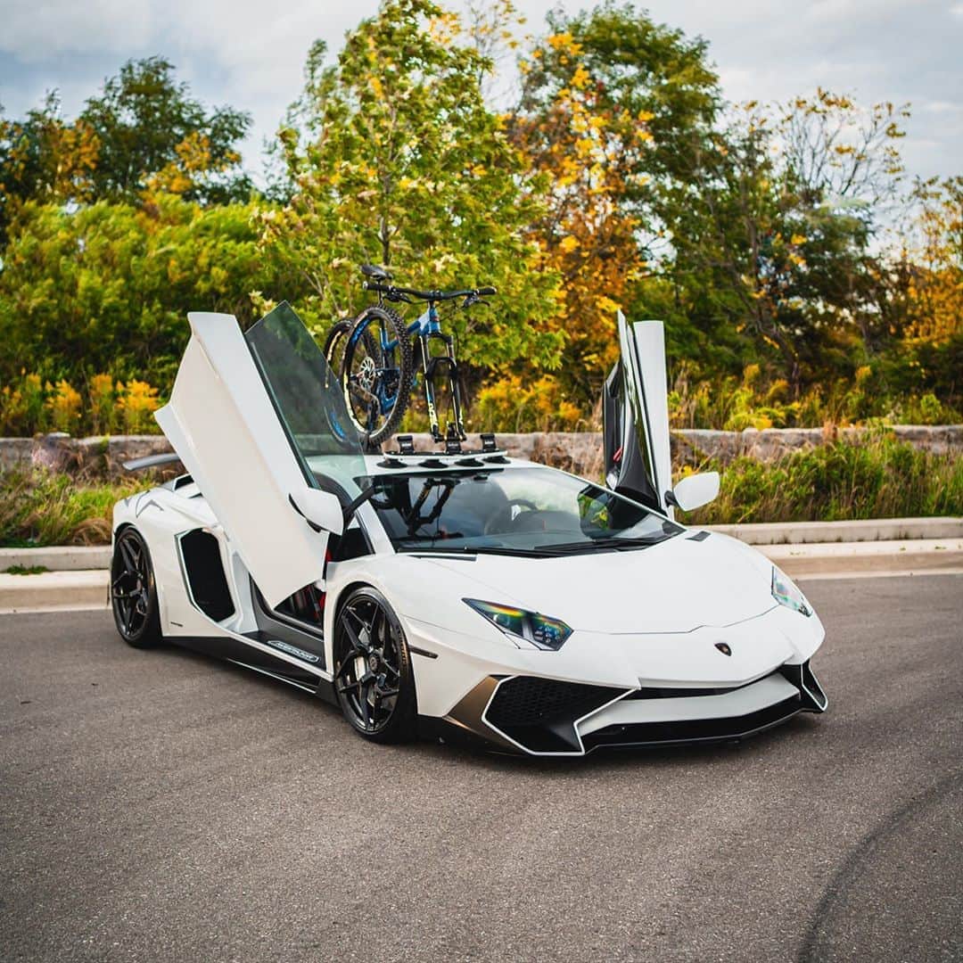 CarsWithoutLimitsさんのインスタグラム写真 - (CarsWithoutLimitsInstagram)「Lamborghini Aventador SV ft a $15K bicycle ☠️ Owner @allen_chapter2  Photos @maxparkesphoto   #carswithoutlimits #lamborghini」11月4日 0時00分 - carswithoutlimits